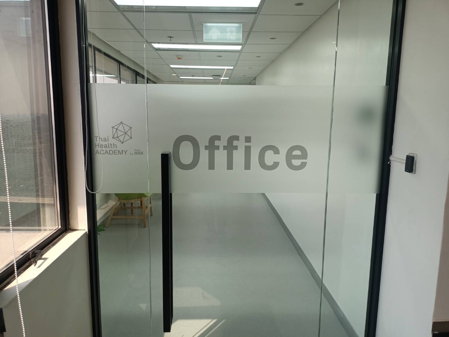 งานป้ายสติกเกอร์ฝ้าติดลงบนประตูเปิดปิด งานTHAI HEALTH ACADEMY by สสส