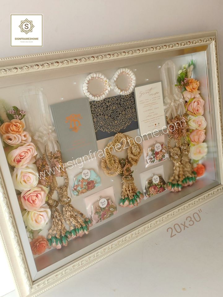 กรอบรูปทรงลึกสองชั้นซ้อน ปูพื้นสีเงิน ขนาด 20x30นิ้ว ไม้ขาวลายงาช้าง เสริมไม้สีเงิน
