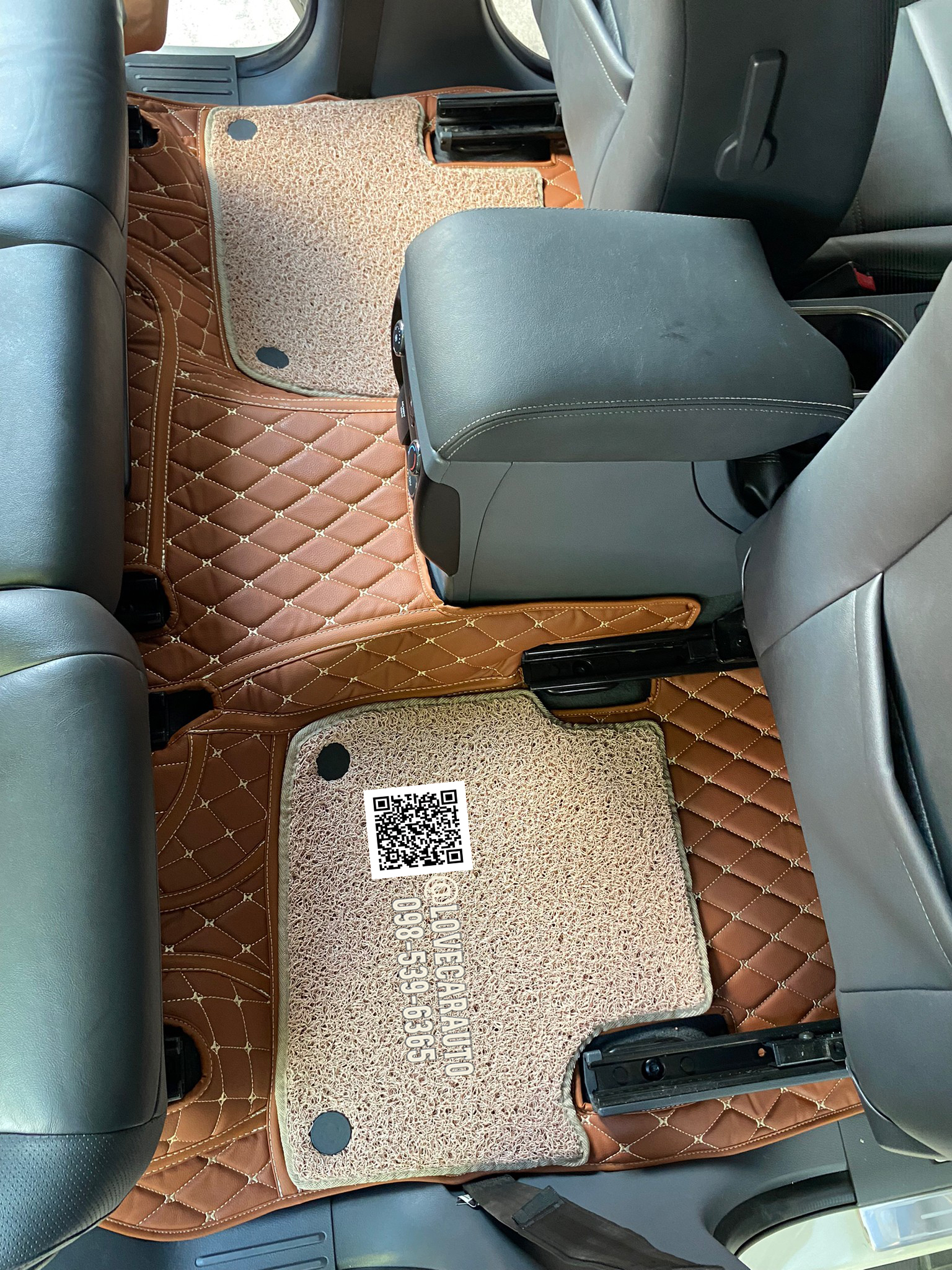 พรมปูพื้นรถยนต์ 7D Ford Everest 2019 สีน้ำตาลเข้ม+ไวนิลสีครีม