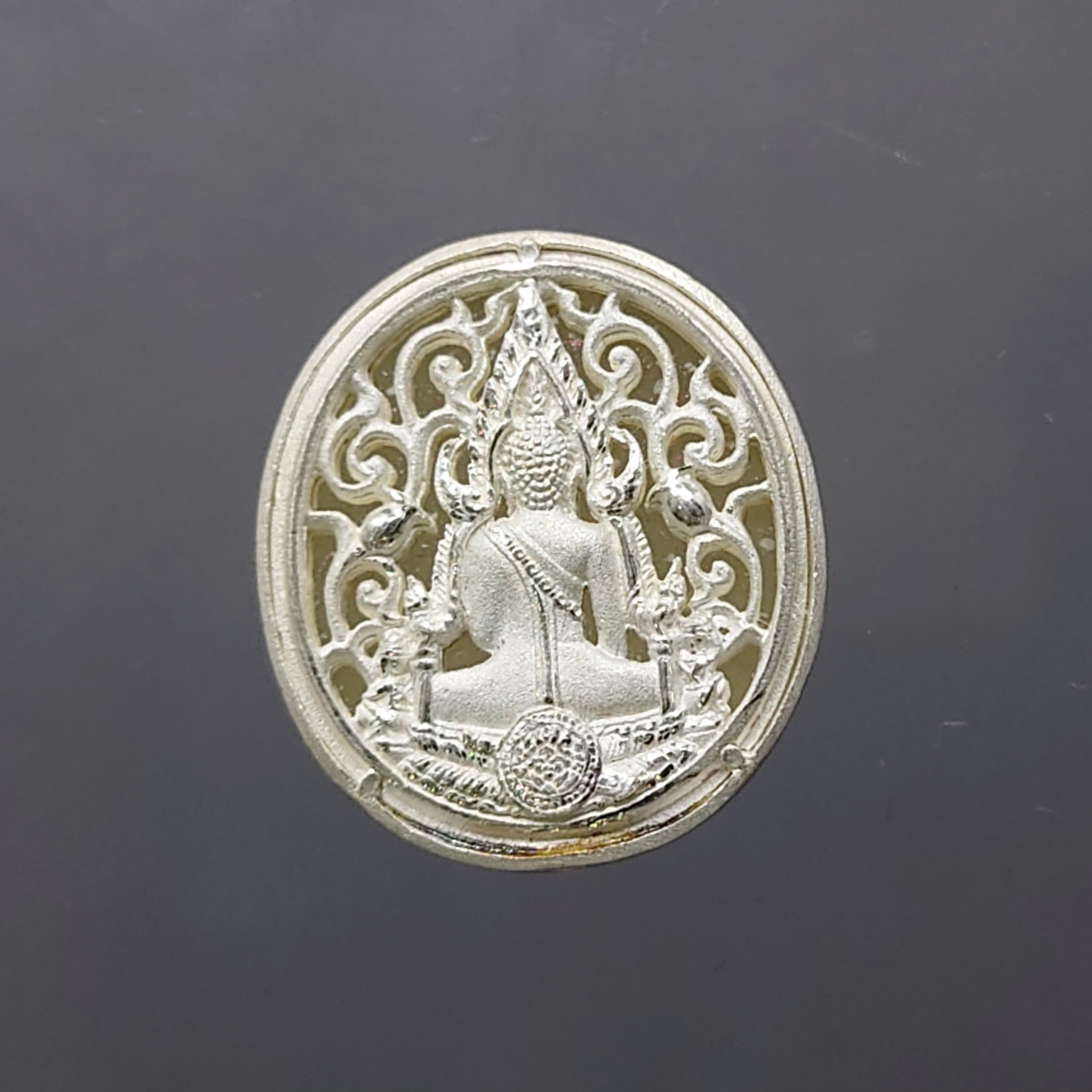 พระพุทธชินราช กรมตำรวจรุ่นแรก รุ่น “ประวัติศาสตร์” เหรียญรูปไข่ฉลุลายไทย พิมพ์เล็ก เนื้อเงินขัดเงา ปี2562 พร่อมกล่องเดิม