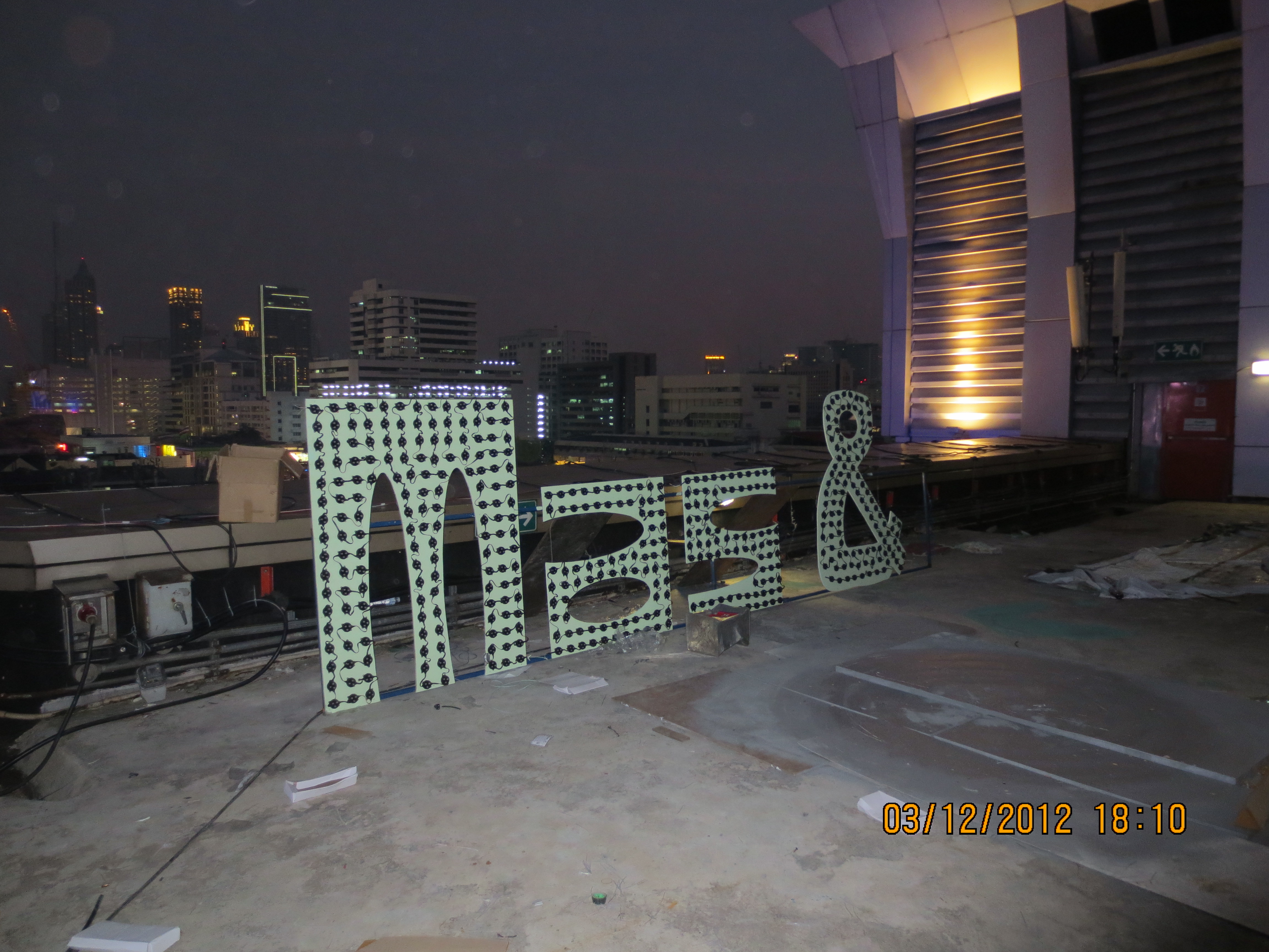 ป้ายไฟปิงปองRGB งานMERRY CHRISTMAS ปี2012 ตึกMBK