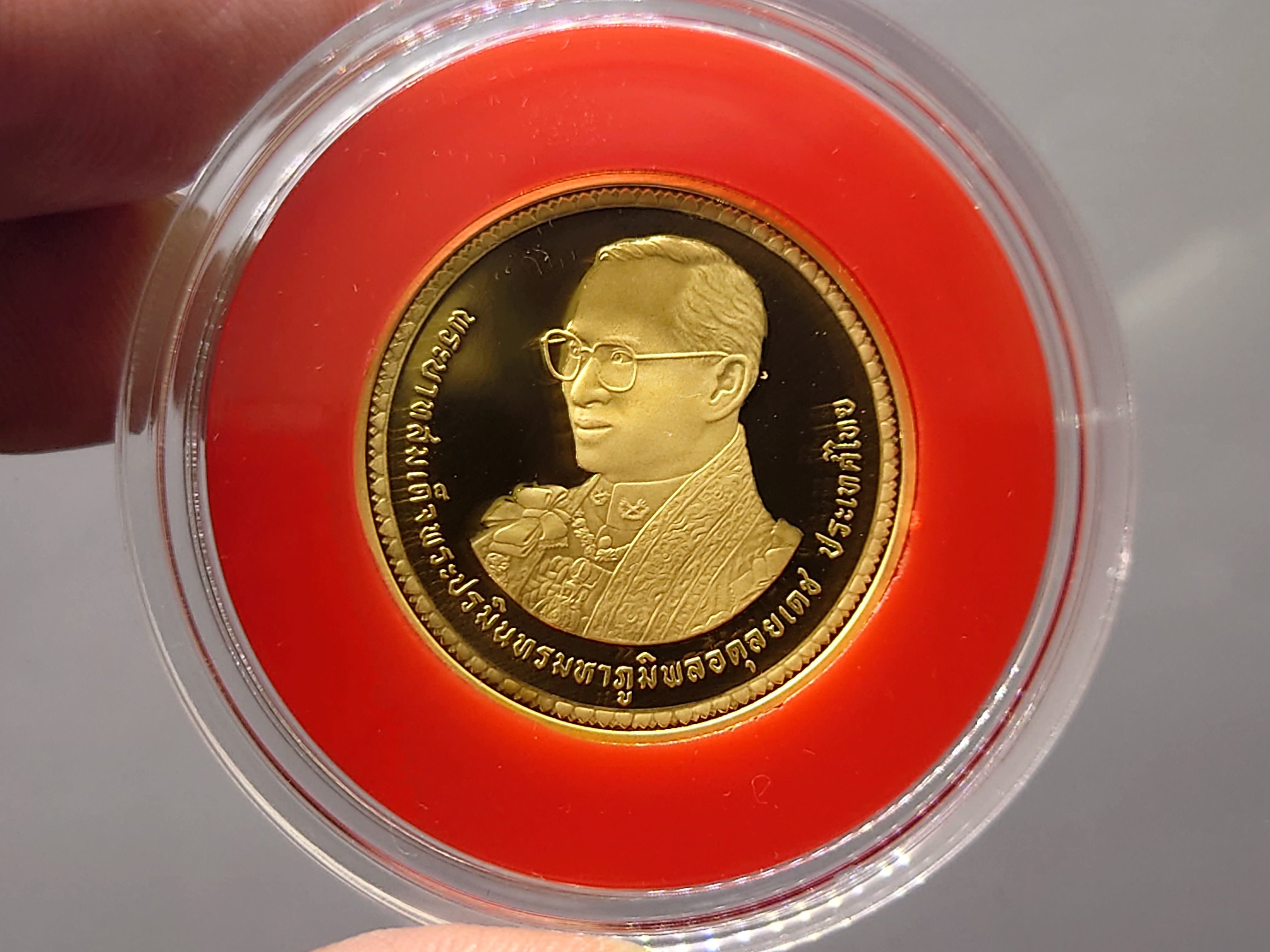 เหรียญทองคำขัดเงา ชนิดราคาหน้าเหรียญ 16000 บาท (ทอง 99 % หนัก 1 บาท) ที่ระลึกพระชนมพรรษา 80 พรรษา รัชกาลที่9 พ.ศ.2550 อุปกรณ์ครบ