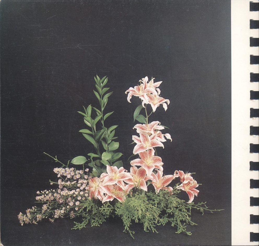 ศิลปการจัดดอกไม้นานาชาติ 20 แบบ ชุดลิลลี่บานกุหลาบหอม โดย หัทยา อาชานานุภาพ