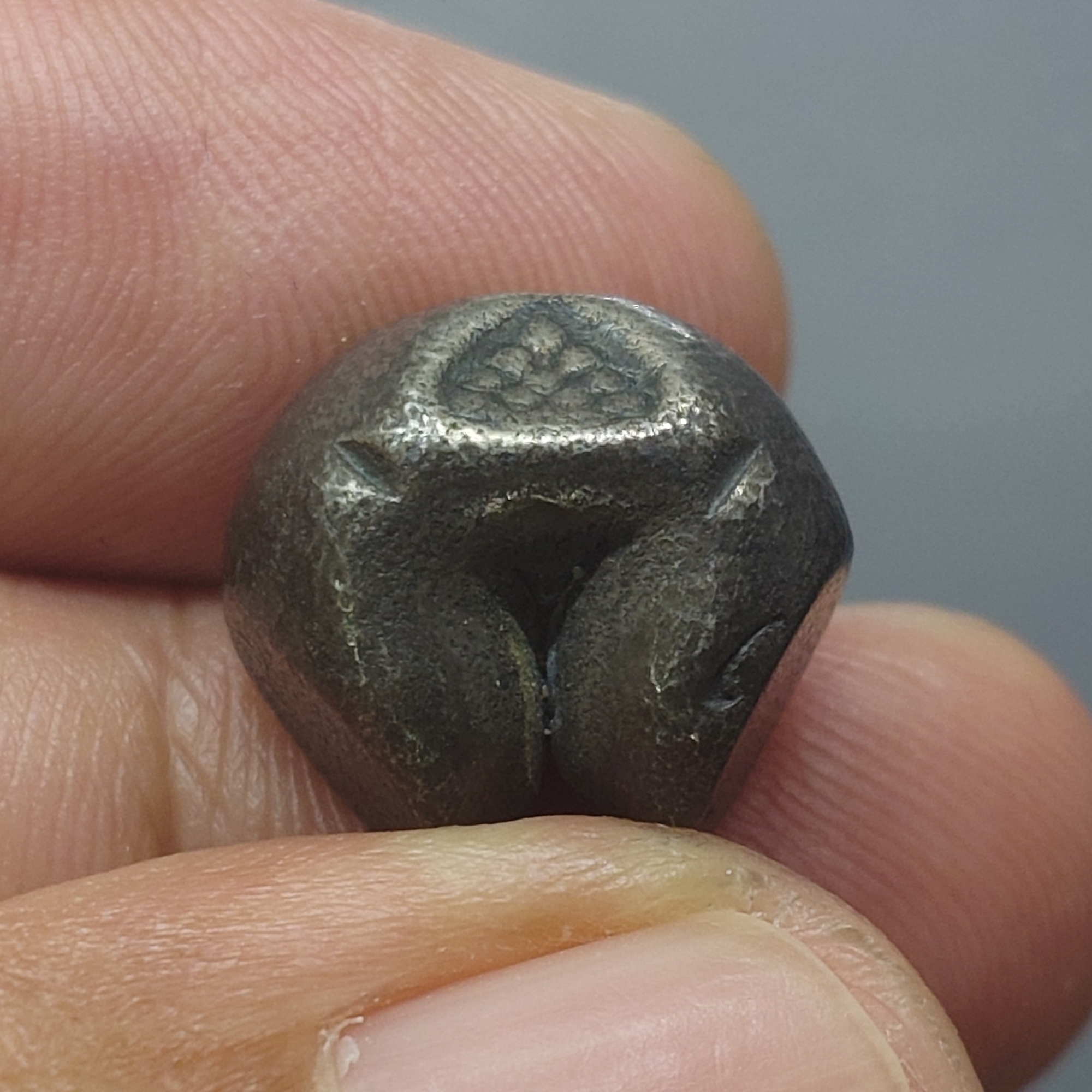 พดด้วง ขนาด 1 บาท ตราพระซ่อมดอกไม้-จักร สมัยอยุธยา พุทธศตวรรษที่ 19 - 24 ตรานิยม หายาก สภาพสวย