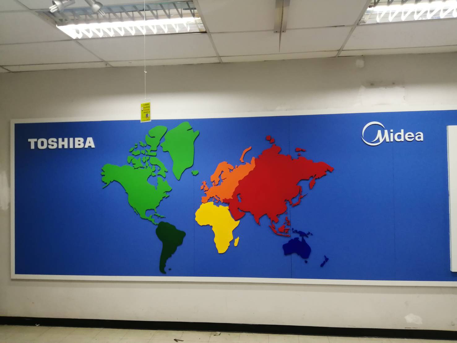 งานตกแต่งบอร์ดกระดานติดผนังของโรงงานโตชิบา