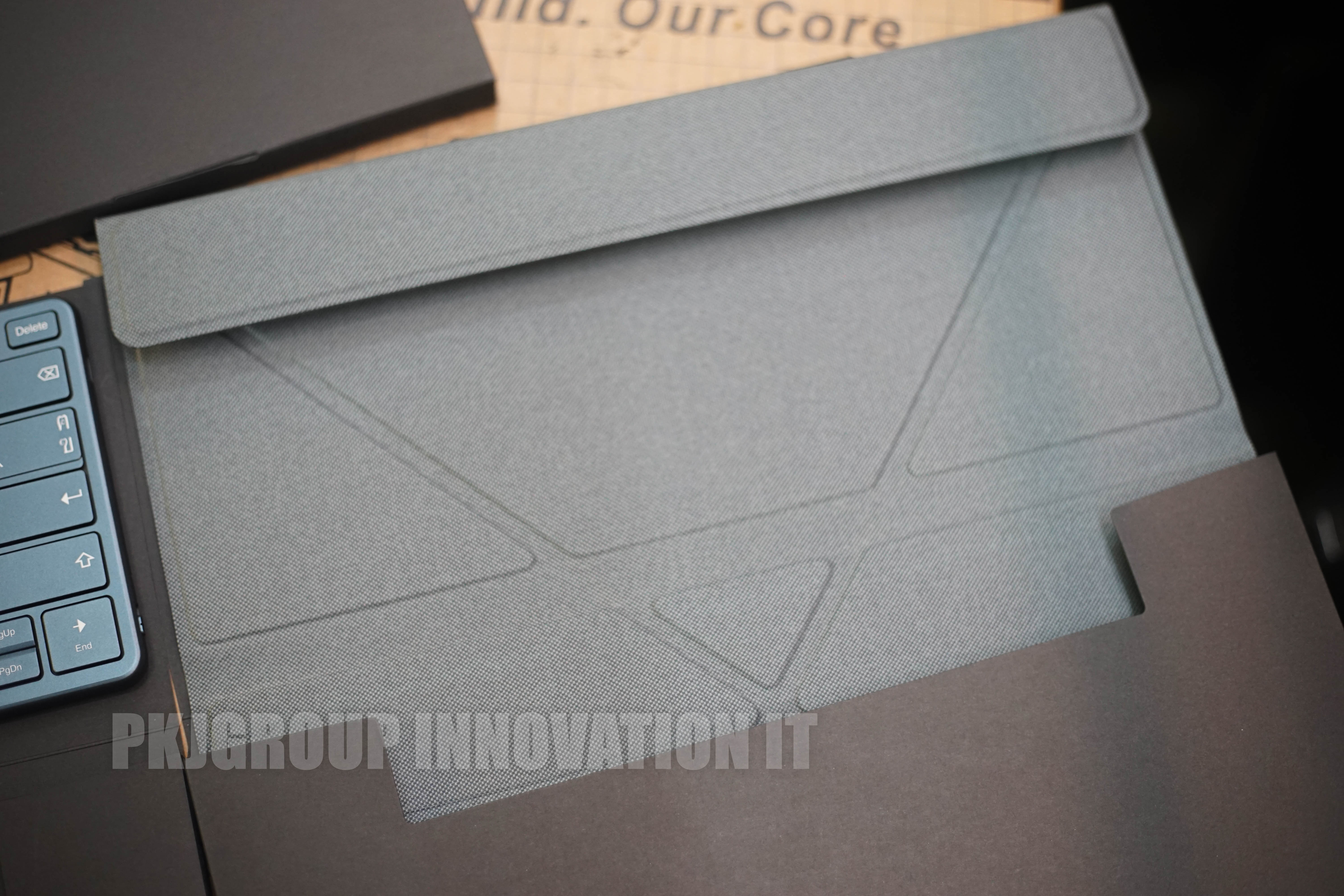 โน๊ตบุ๊คทำงานจอสัมผัสคู่มือสอง Lenovo Yoga book 9 13IRUB 82YQ000PTA i7-1355U RAM 16 GB M.2 1 TB