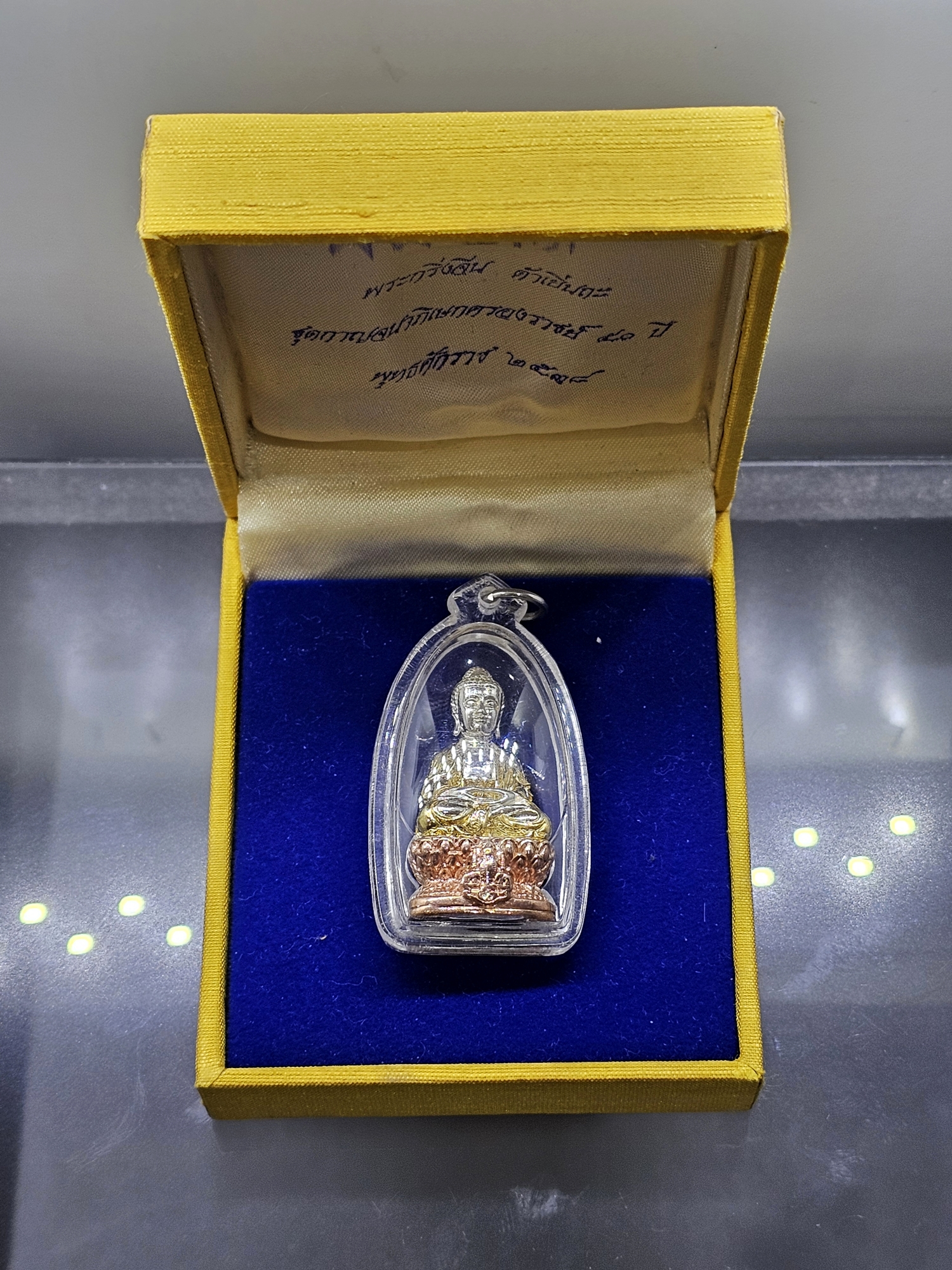 พระกริ่งจีน ต้าเยิ่นถะ เนื้อเงินสามกษัตริย์ ชุดกาญจนาภิเษกครองราชย์ 50 ปี วัดบวรนิเวศวิหาร ปี2538 พร้อมกล่องเดิม เลี่ยมเก็บผิว พร้อมขึ้นคอ