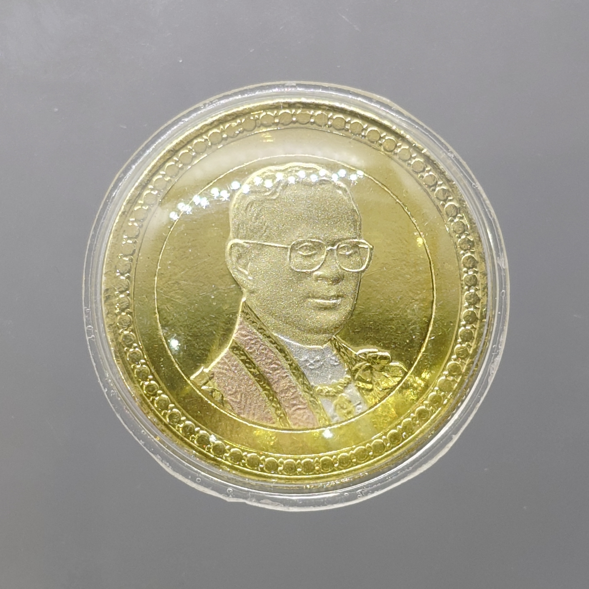 เหรียญ 10 บาท สองสี ชุบทองขัดเงาพ่นทราย สามกษัตริย์ ที่ระลึกครองราชย์ครบ 60 ปี รัขกาลที่9 ปี2549 พร้อมเลี่ยมกันน้ำ