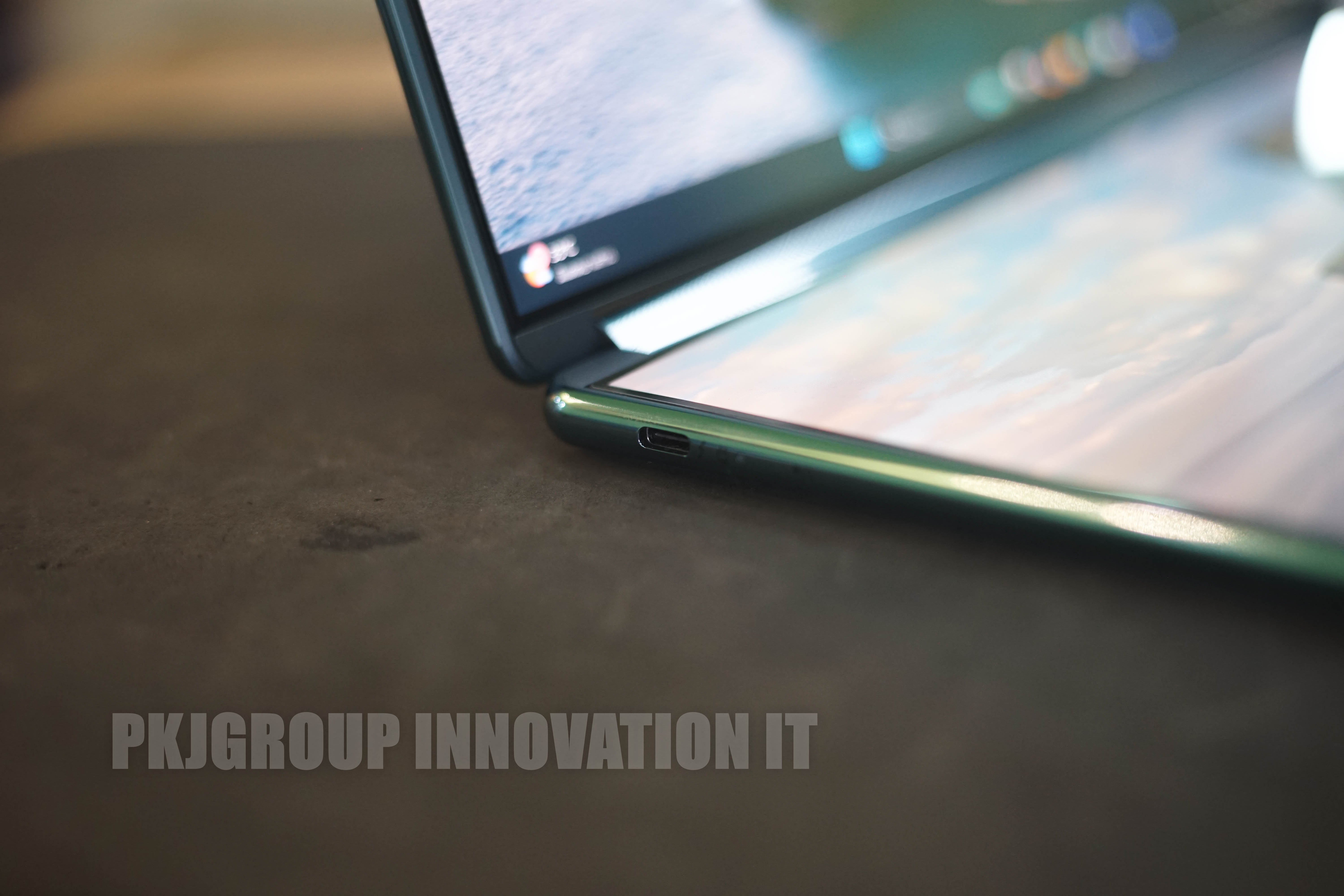 โน๊ตบุ๊คทำงานจอสัมผัสคู่มือสอง Lenovo Yoga book 9 13IRUB 82YQ000PTA i7-1355U RAM 16 GB M.2 1 TB