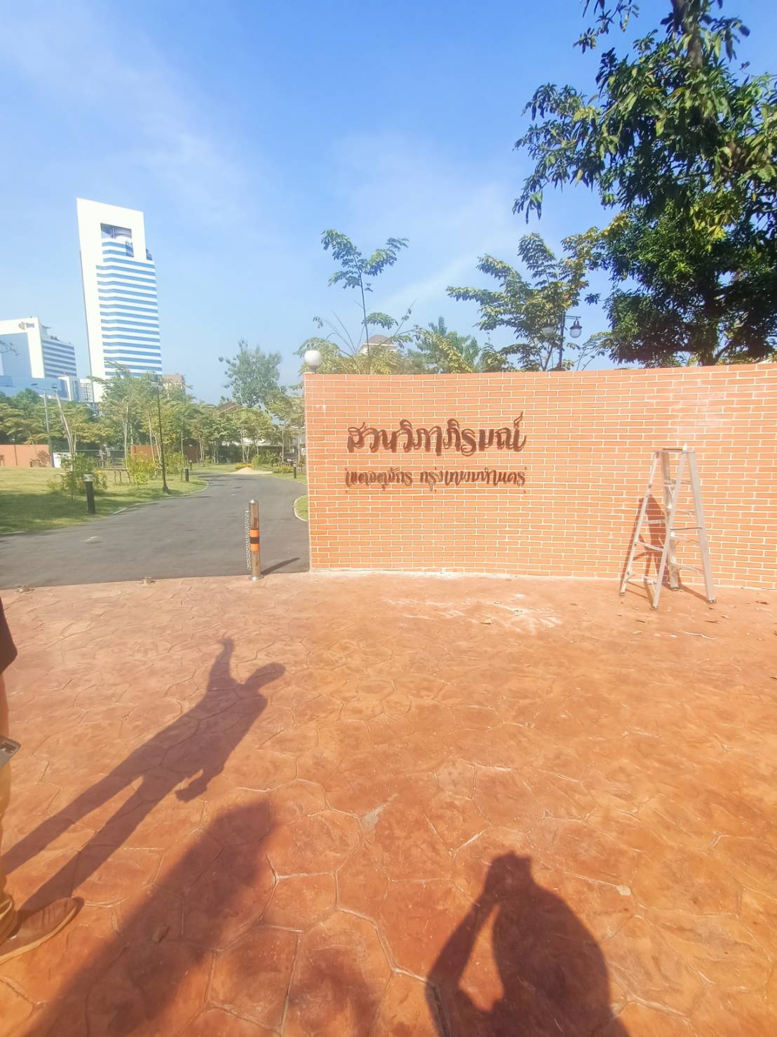 ป้ายตัวหนังสือสแตนเลสเงินเงาติดขาลอยออกหลัง พร้อมติดตั้ง งานสวยวิภาภิรมณ์