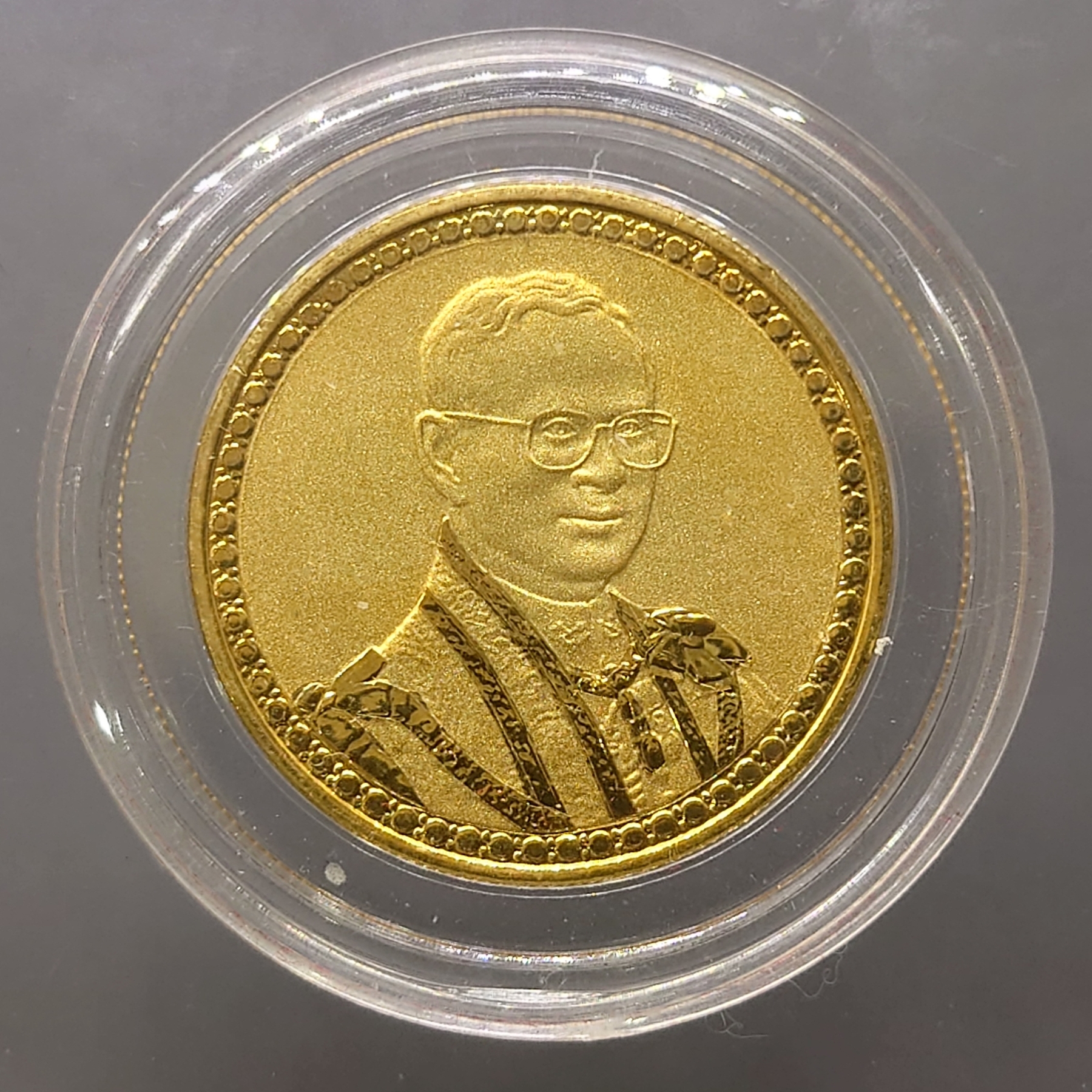 เหรียญกษาปณ์ 20 บาท เนื้อนิเกิล ชุบกาหลั่ยทอง ขัดเงา พ่นทราย ที่ระลึกพระราชพิธีครองราชครบ 60 ปี รัชกาลที่9 ขนาด 3.2 เซน ปี2549
