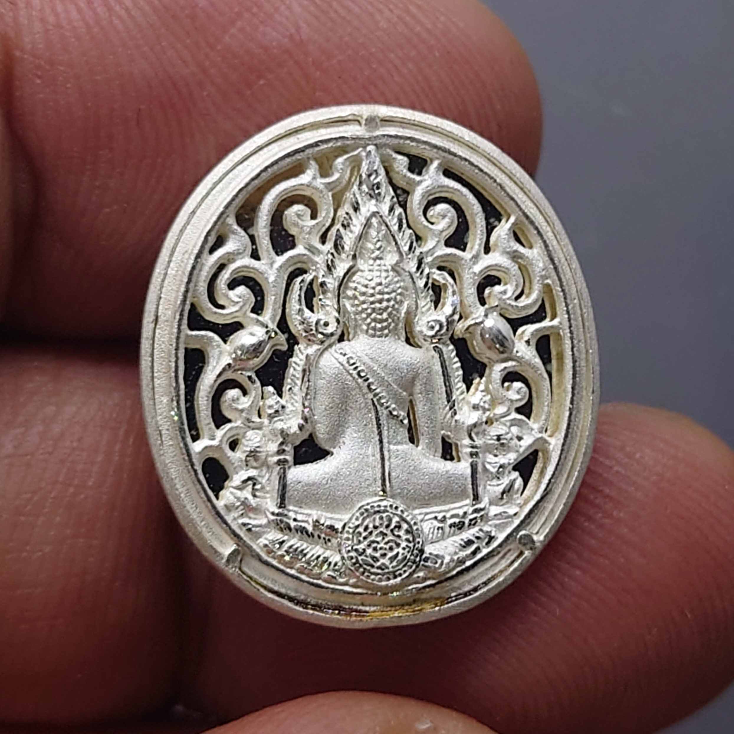 พระพุทธชินราช กรมตำรวจรุ่นแรก รุ่น “ประวัติศาสตร์” เหรียญรูปไข่ฉลุลายไทย พิมพ์เล็ก เนื้อเงินขัดเงา ปี2562 พร่อมกล่องเดิม