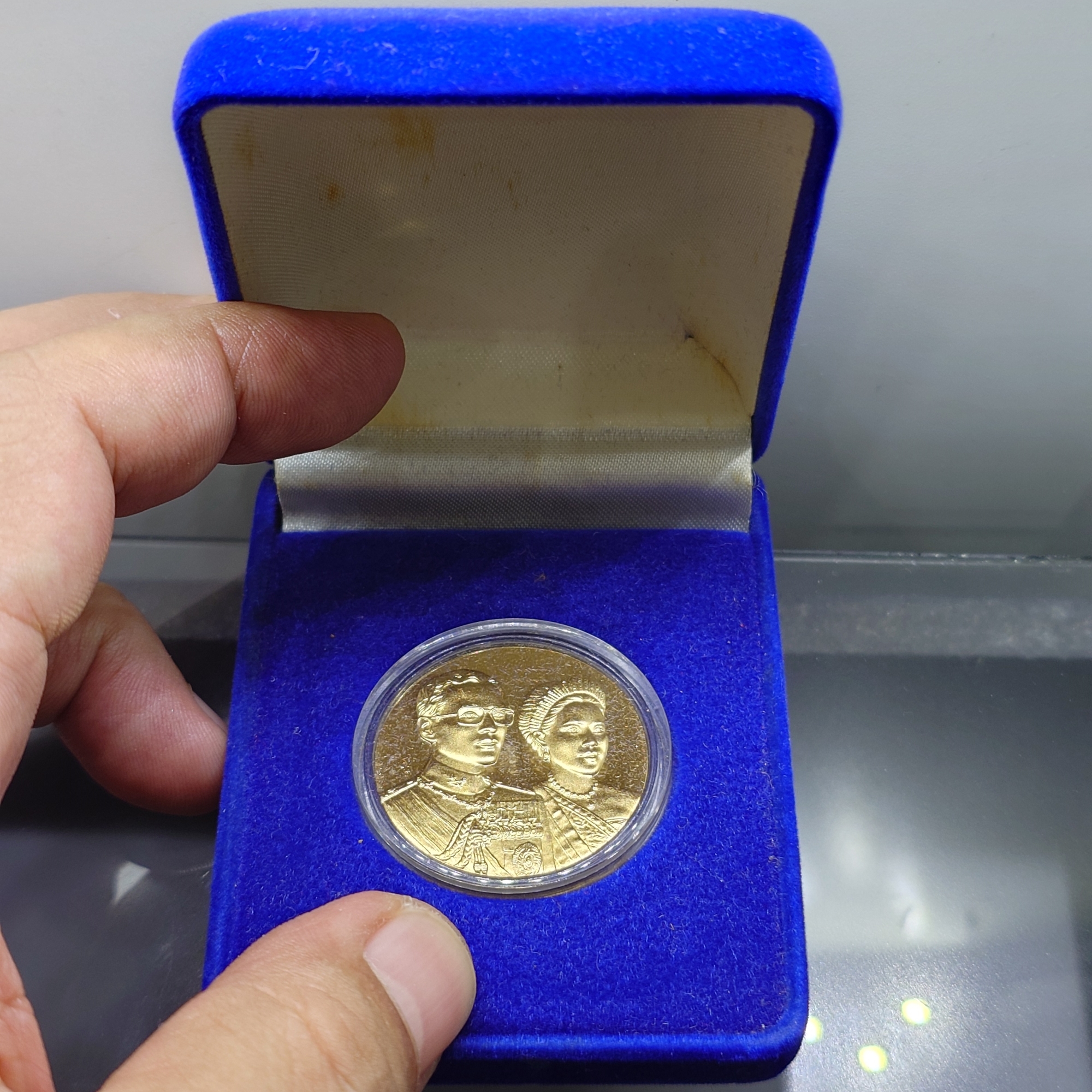 เหรียญพระราชทาน ในหลวง ร9 และ พระราชินี เนื้อเงินกะไหล่ทอง ขนาด 3 เซน ทรงกลม พร้อมกล่องเดิม (แจกเฉพาะข้าราชการ ใกล้ชิดพระองค์)