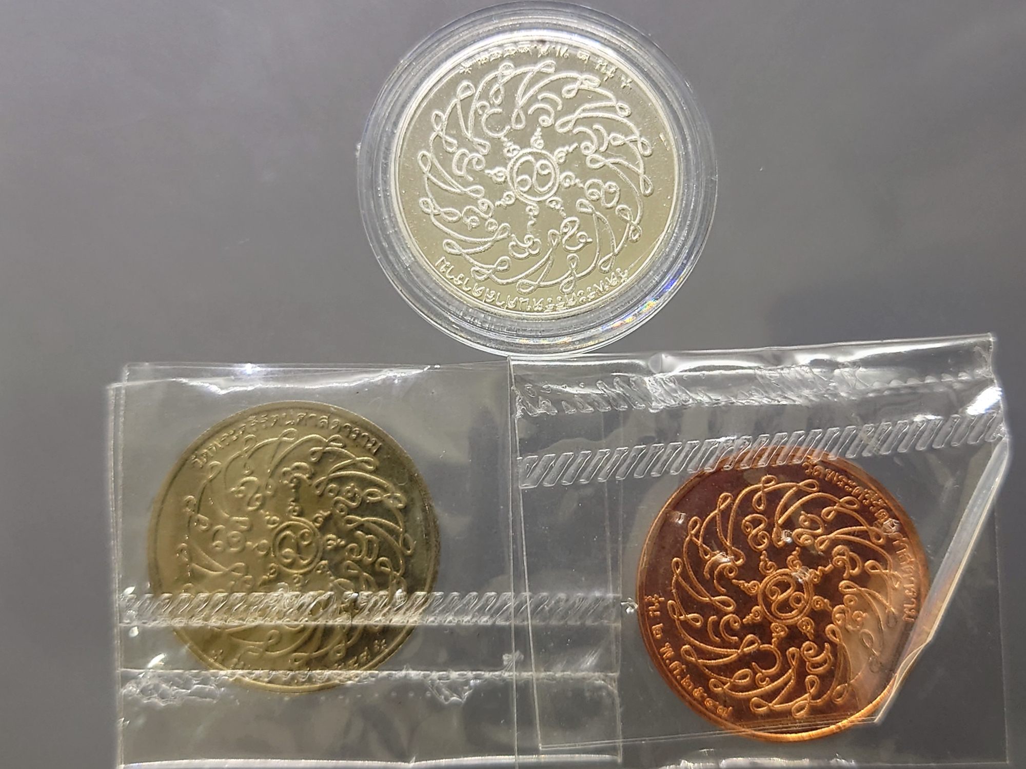 พระแก้วมรกต รุ่น2 (ชุด 3 เหรียญ เนื้อทองแดง อัลปาก้า เงิน) วัดพระศรีรัตนศาสดาราม ปี 2547 ไม่ผ่านใช้ นิยม หายาก สร้างโดยสำนักพระราชวัง