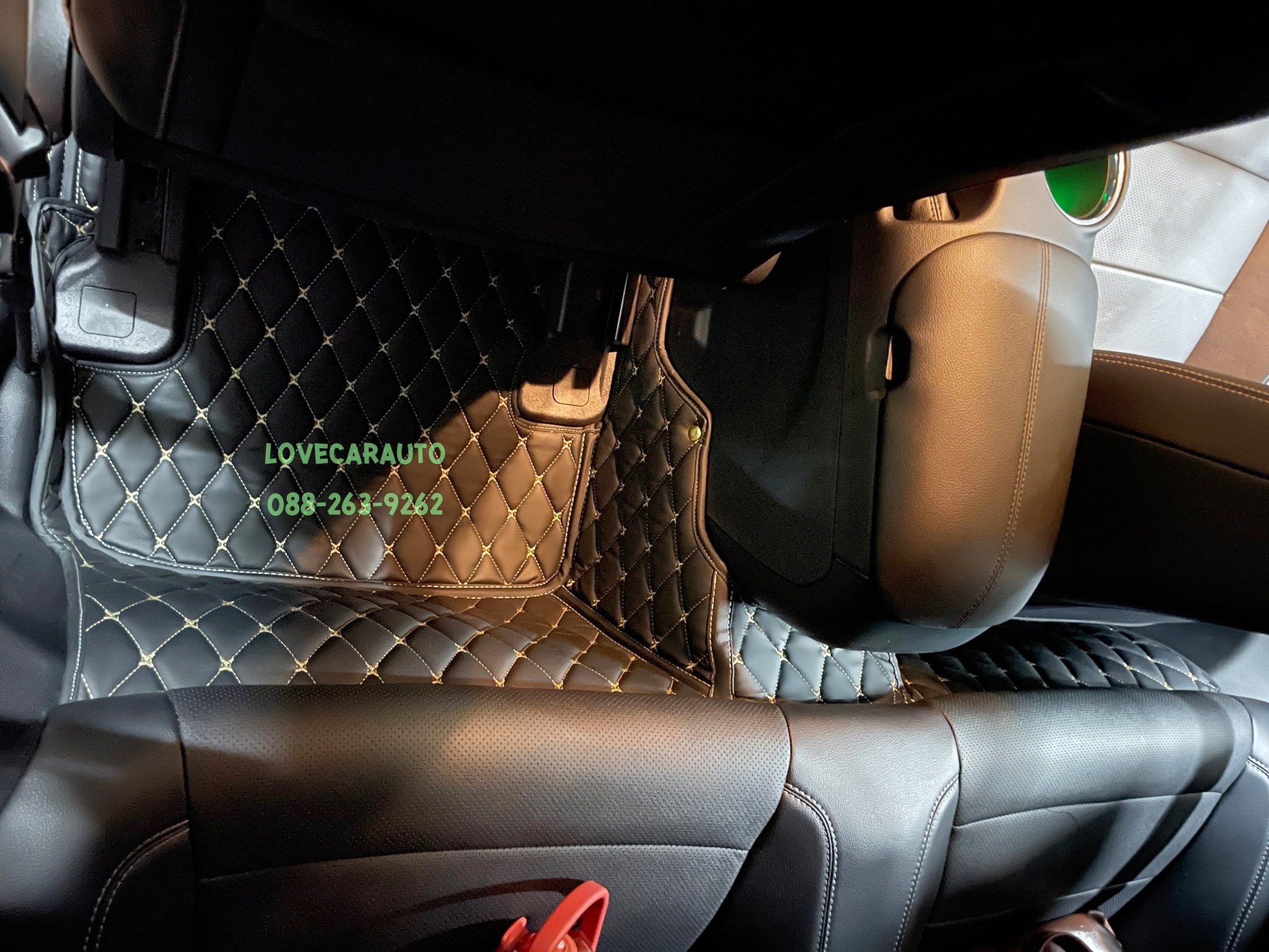 พรมปูพื้นรถยนต์ 7D FORD MUSTANG 2022 เข้ารูป สีดำด้ายทอง+ไวนิลสีดำ