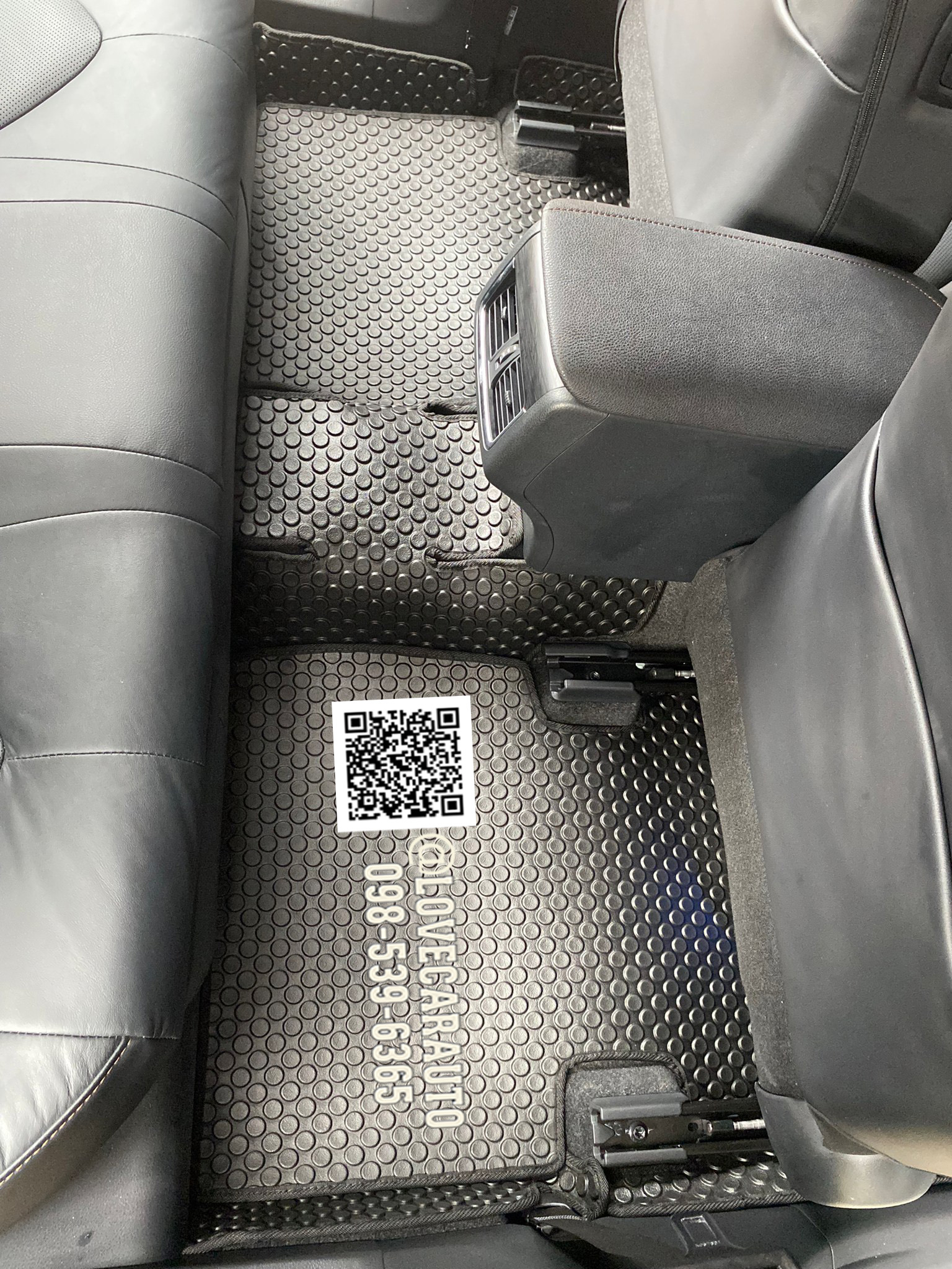 พรมปูพื้นรถยนต์ Toyota Camry Hybrid 2022 กระดุมสีดำ