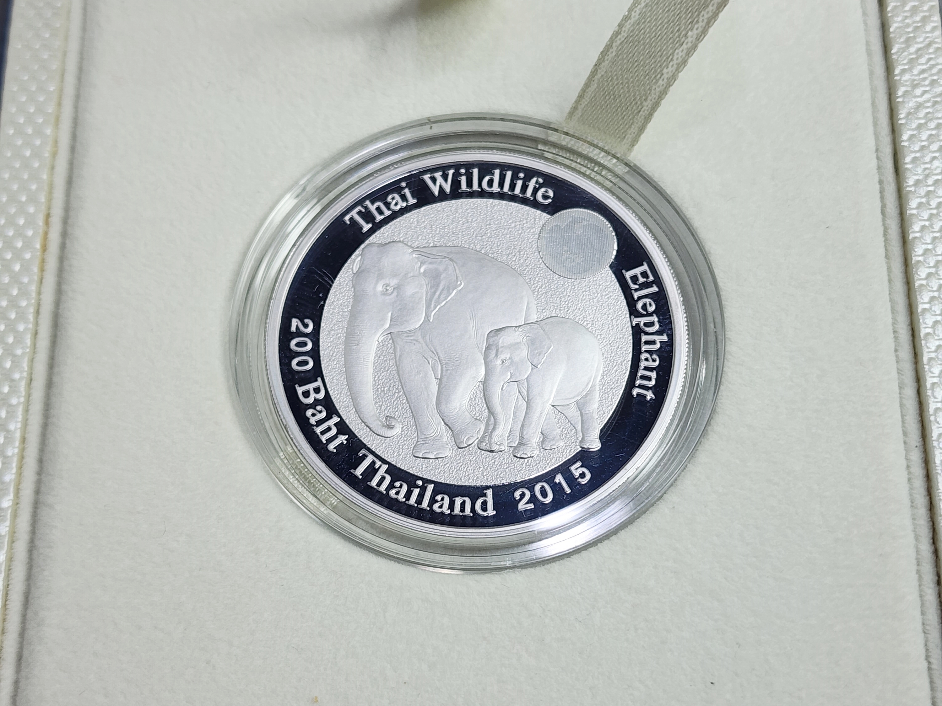 เหรียญทองคำขัดเงา ครบชุด 3 เหรียญ ที่ระลึกช้างไทย (ช้างแม่ลูก) พร้อมกล่องเดิมๆ สร้างน้อย หายาก พ.ศ.2559