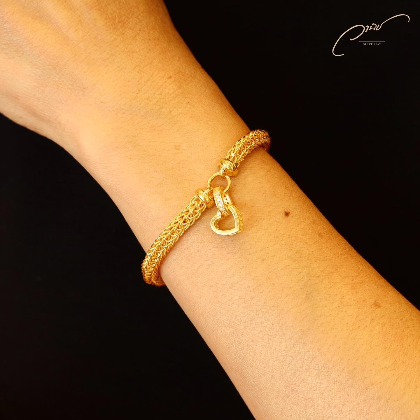 สร้อยข้อมือทองคำลาย8เสา พร้อมจี้กลมฝังพลอยและจี้หัวใจ เส้นนี้ไม่มีค่ากำเหน็จ