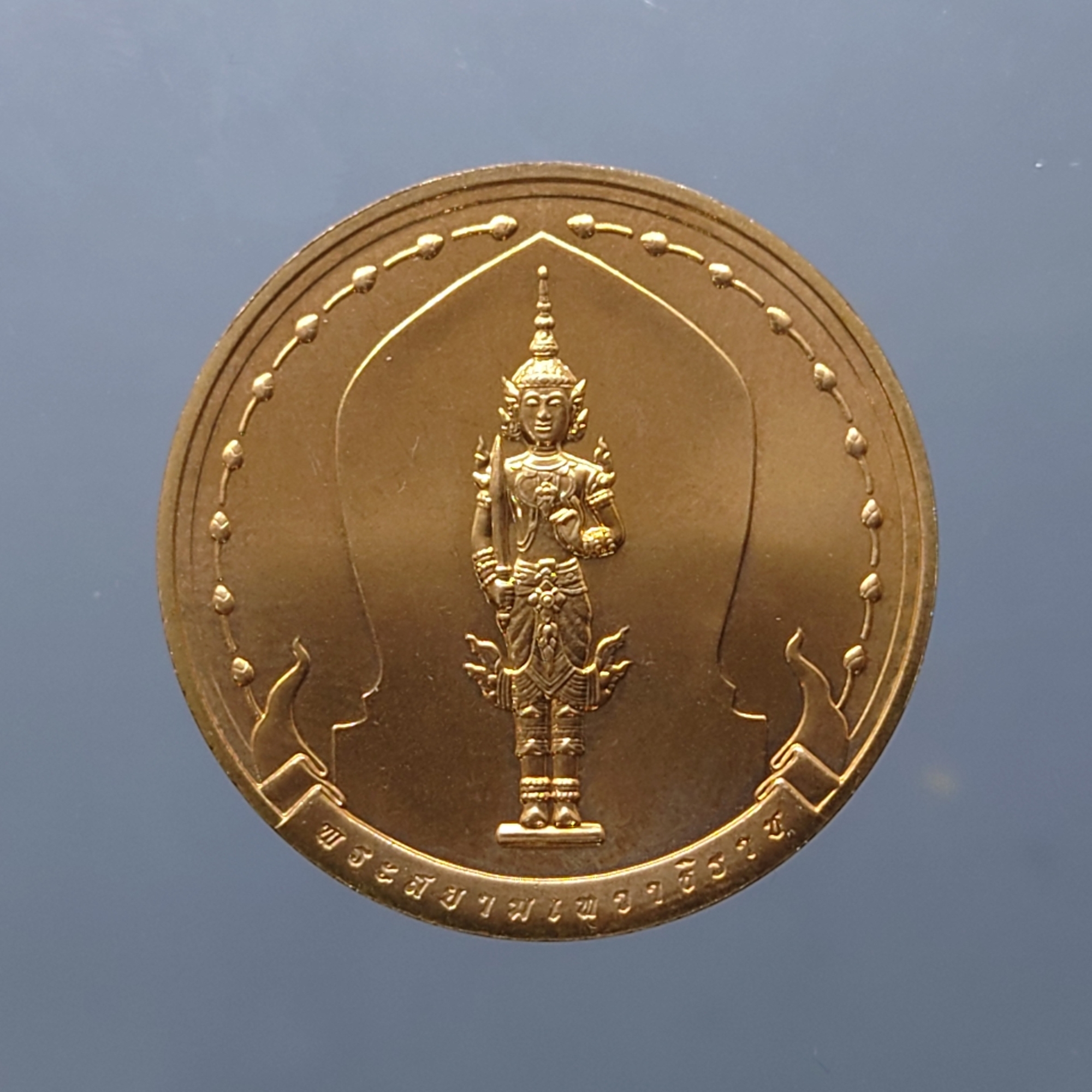 พระสยามเทวาธิราช หลังพระยันต์อริยสัจจ์โสฬสมงคล (ยันต์กันไฟ) เนื้อทองแดง 200 ปี รัชกาลที่4 มูลนิธิเฉลิมพระเกียรติพระบาทสมเด็จพระจอมเกล้าเจ้าอยู่หัว สร้าง ปี2547 ตลับเดิม
