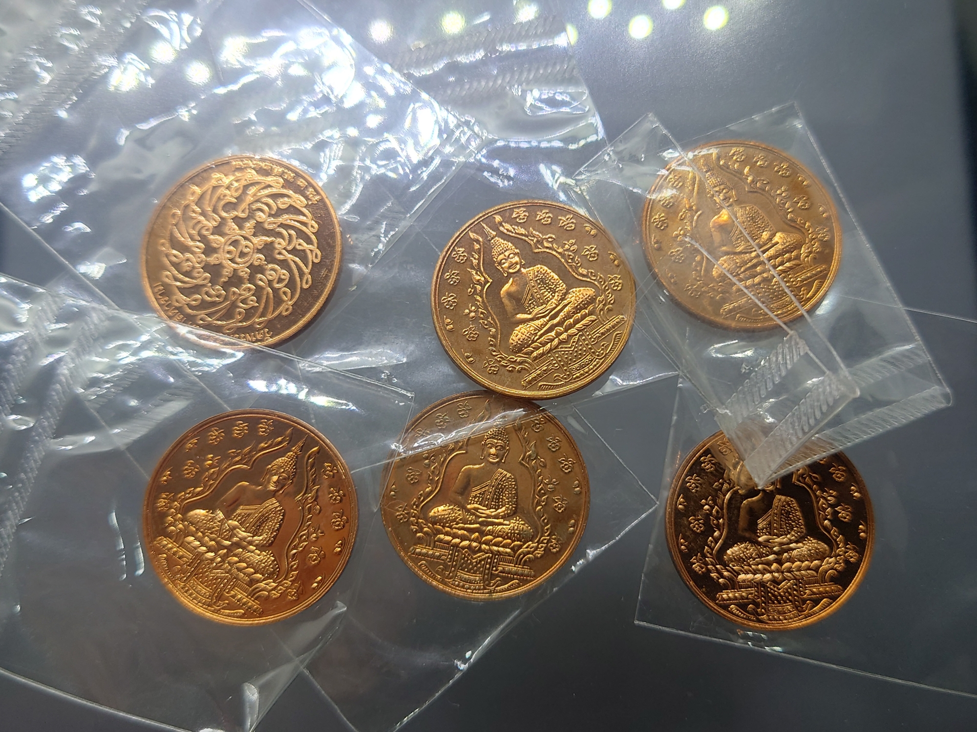 เหรียญพระแก้วมรกต รุ่น2 เนื้อทองแดงขัดเงา วัดพระศรีรัตนศาสดาราม ปี 2547 ซองซีลเดิม ไม่ผ่านใช้ สร้างโดยสำนักพระราชวัง