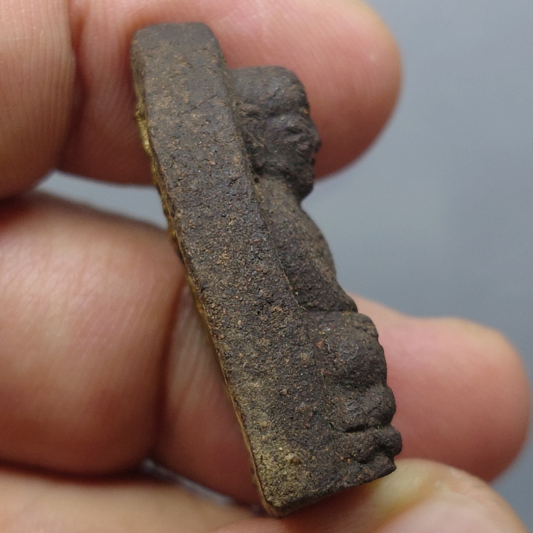 หลวงพ่อทวด พระนามาภิไธย สก. พิมพ์เตารีด เนื้อว่านคลุกรัก วัดห้วยมงคล ปี 2544 พร้อมกล่องเดิม