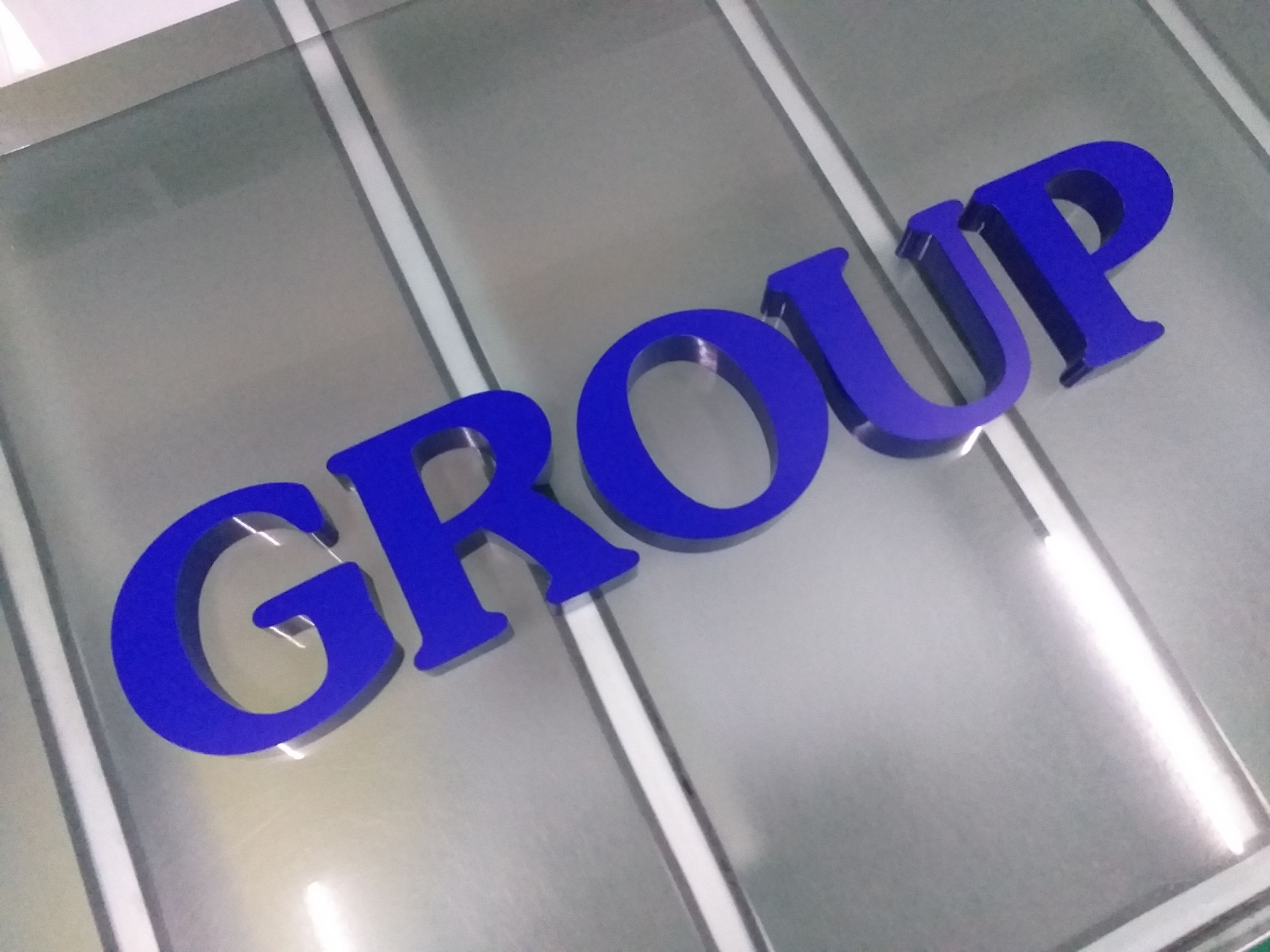 ป้ายตัวอักษรไฟออกหน้า GROUP