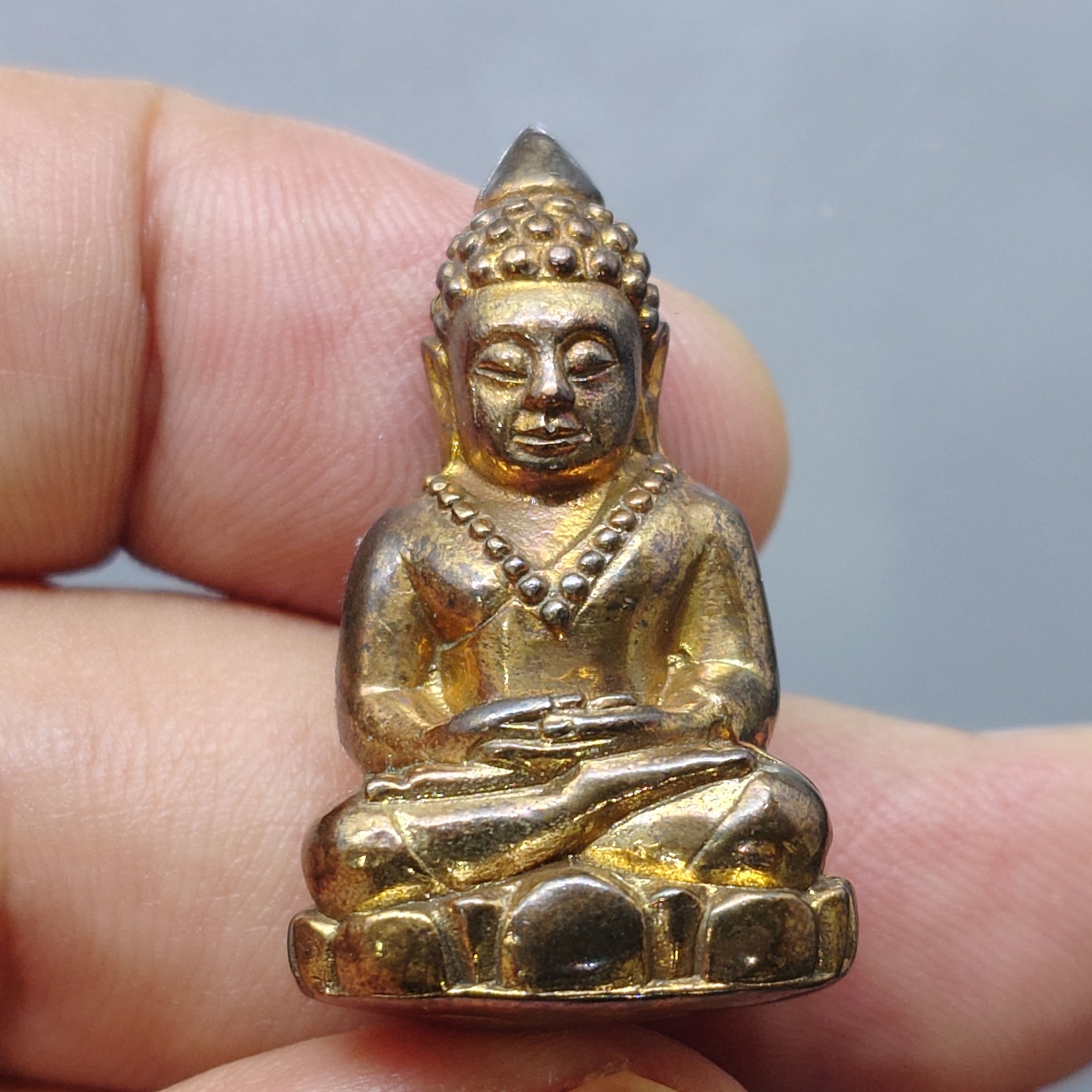 พระกริ่งล้มลุก ท่านเจ้ามาบรรจุอิทธิธาตุ (ย้อนยุค) เนื้อนวะโลหะ รุ่นรักษ์แผ่นดิน ในโอกาสกรมยุทธศึกษาทหารบก สถาปนาครบ ๑๐๙ ปี วัดสามปลื้ม ปี2544 พร้อมกล่องเดิม