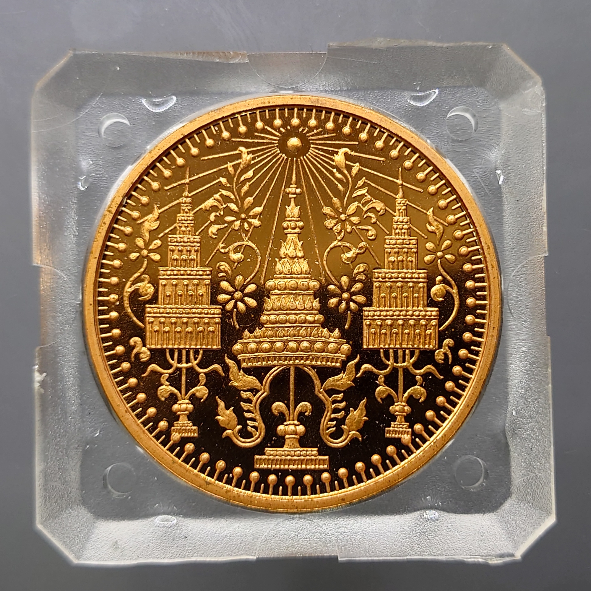 เหรียญพระแก้วมรกต ทรงเครื่อง 3 ฤดู พระจอมเกล้าพระนครเหนือ ปี 2538 เนื้อทองแดงนอก ขัดเงา ขนาด 4 ซม. พร้อมตลับเดิมๆ