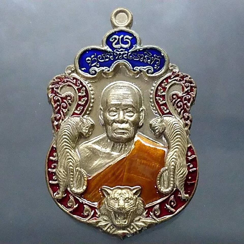 เหรียญพยัคฆ์แสนล้าน เนื้อชนวน ลงยาขอบแดง บนน้ำเงิน ลงยาจีวร (ป๋อง สุพรรณ สร้าง)หลวงพ่อพัฒน์ วัดห้วยด้วน