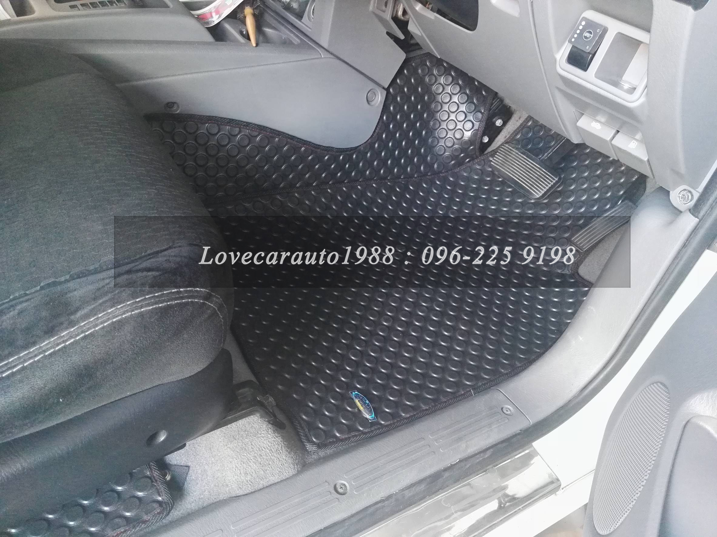 ยางปูพื้นรถยนต์ Ford Ranger 4D ลายกระดุมสีดำ