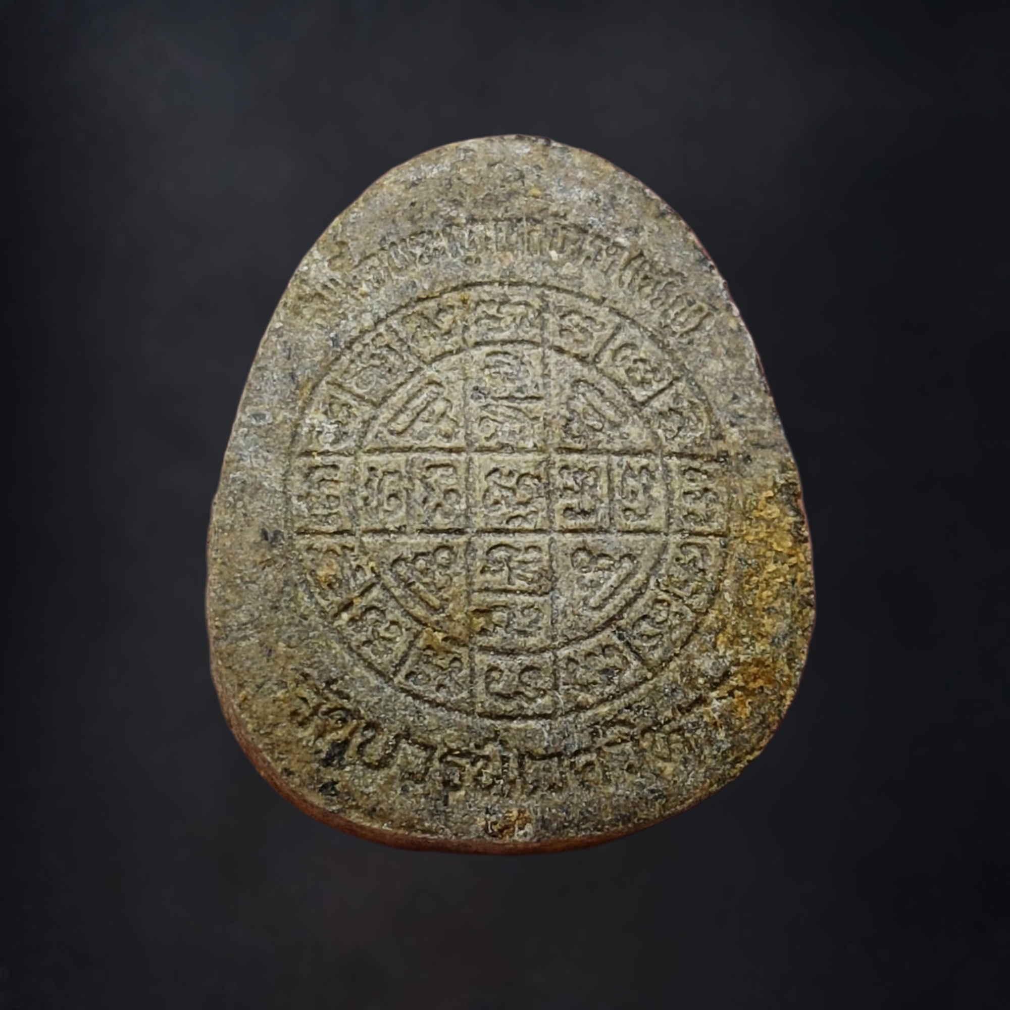 พระปิดตา หลังยันต์ดวงเล็ก หลวงปู่โต๊ะปลุกเสก เนื้อผงใบลานแช่น้ำมนต์ สมเด็จพระญาณสังวร (เจริญ) วัดบวรนิเวศวิหาร ปี2523 พร้อมบัตรรับรองพระแท้