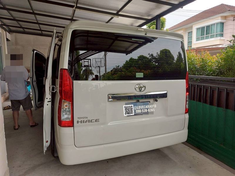 พรมปูพื้นรถยนต์ 6D Toyota Hiace สีดำด้ายทองด้ายคู่