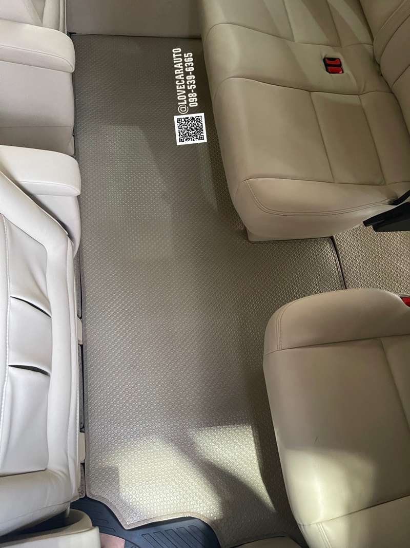 พรมกระดุม Toyota Commuter 2022 ภายในดัดแปลง กระดุมเล็กสีครีม