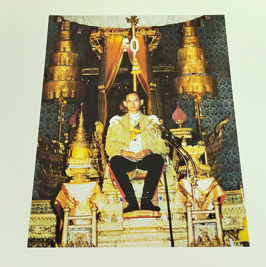 ธ สถิตในดวงใจนิรันดร์ (หนังสือประมวลบทเพลงพระราชนิพนธ์) The Musical Compositions of His Majesty King Bhumibol Adulyadej of Thailand