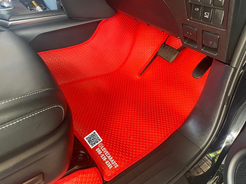 พรมปูพื้นรถยนต์ ผ้ายางPvcกระดุม Toyota Fortuner 2023 กระดุมสีแดง