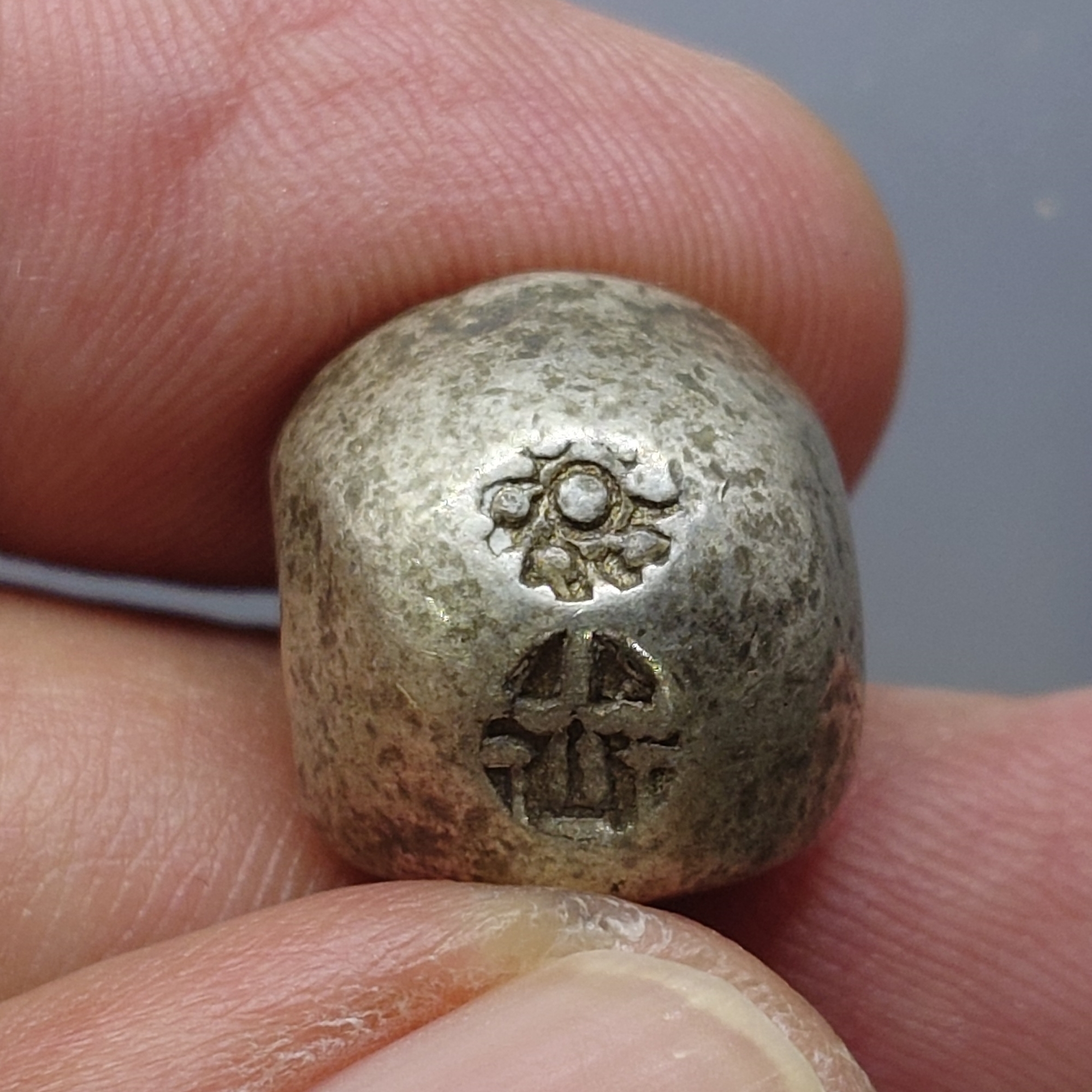 พดด้วง ขนาด 1 บาท ตราปราสาท สมัยรัชกาลที่ 3 พ.ศ.2367