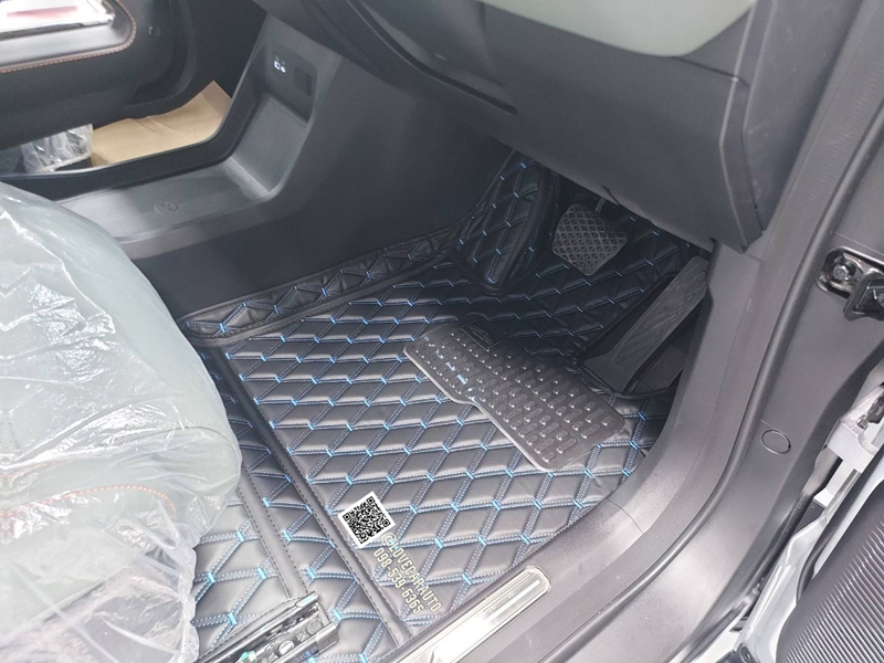 พรมปูพื้นรถยนต์ 6D Jaecoo 6 EV สีดำด้ายน้ำเงิน VVIP