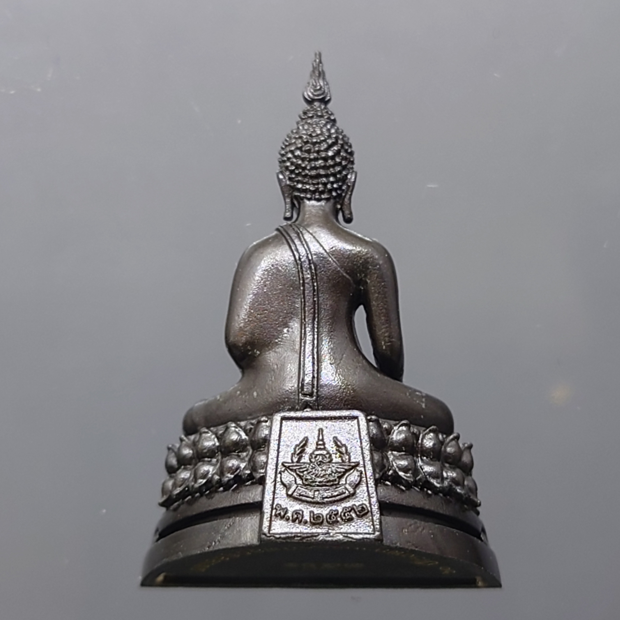 พระพุทธรูปคุ้มเกล้าฯ ภปร. เนื้อนวะโลหะรมดำ ใต้ร่มพระบารมี คุ้มเกล้าฯ 60 ปี โรงพยาบาลภูมิพลฯ ปี2552 พร้อมตลับเดิม