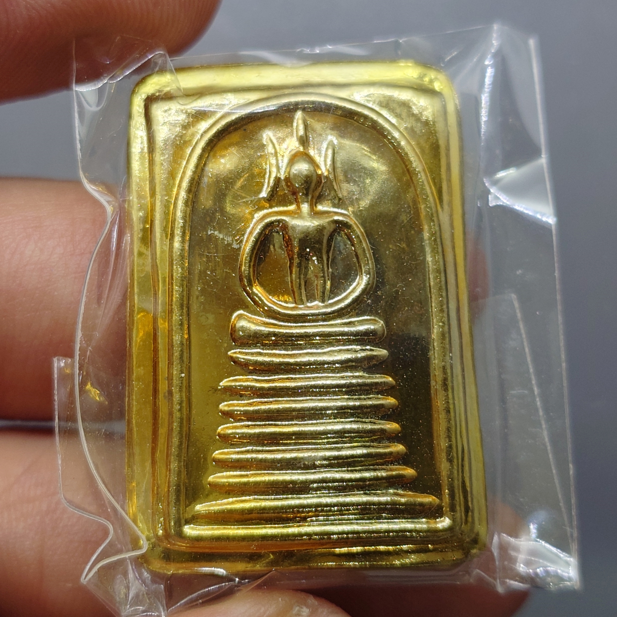 สมเด็จเกศไชโย มีเงิน - มีทอง พิมพ์อกร่อง หน้ากากทองเหลือง หลังแผ่นหัวใจพระคาถาชินบัญชร เนื้อทองเหลือง วัดอินทรวิหาร บางขุนพรหม ปี2552 พร้อมกล่องเดิม