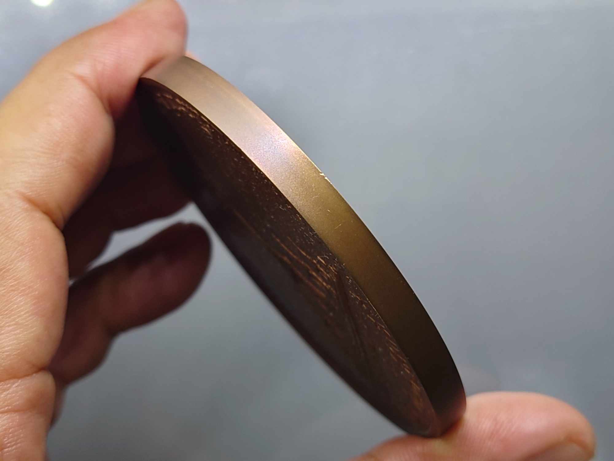 เหรียญทองแดงรมดำพ่นทราย ขนาด 7 ซม. ที่ระลึกพระราชพิธีถวายพระเพลิงพระบรมศพ รัชกาลที่9 พร้อมกล่อง ใบเซอร์