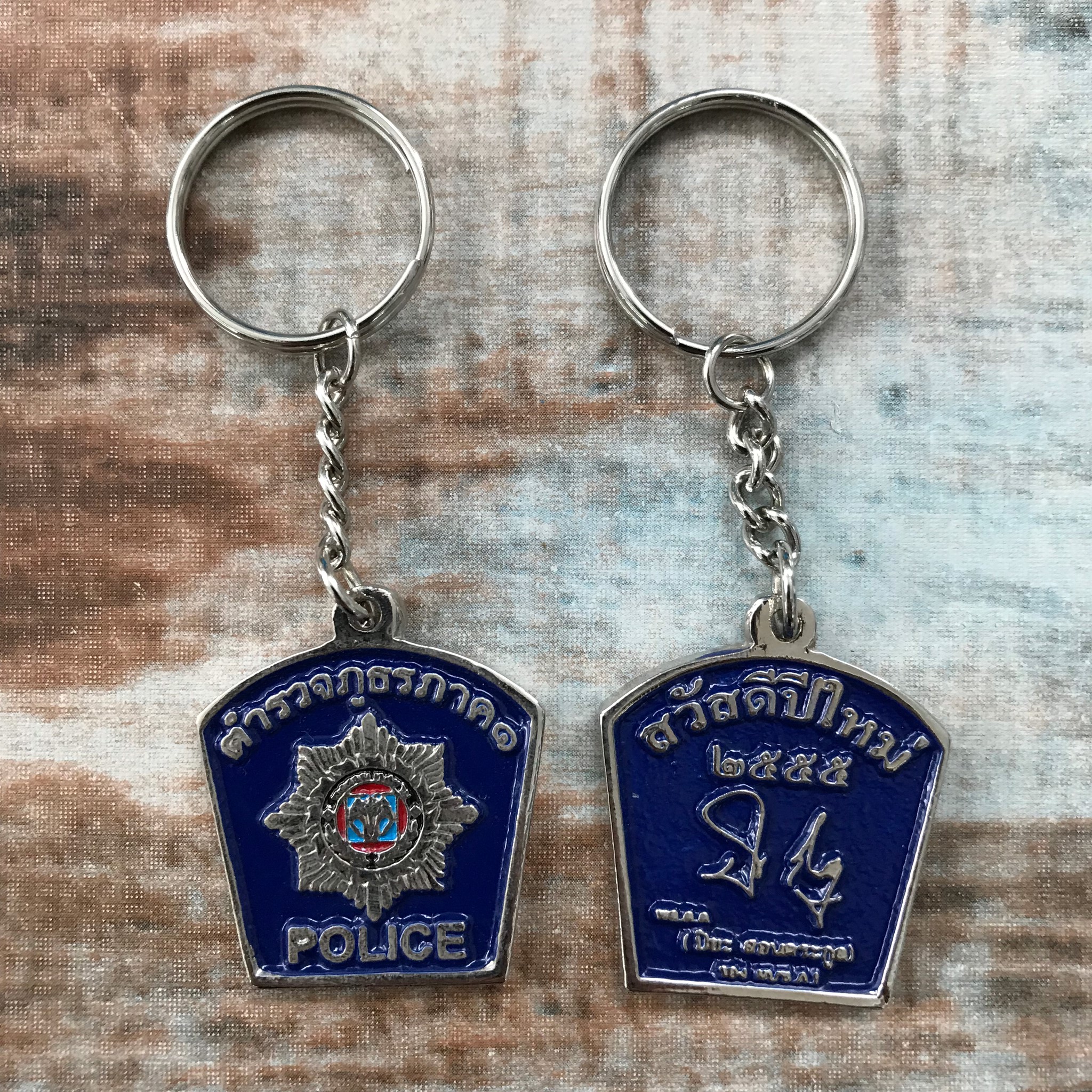 รับทำพวงกุญแจโลหะสลักลงสี ไดคัทตามแบบ โลหะปั๊ม