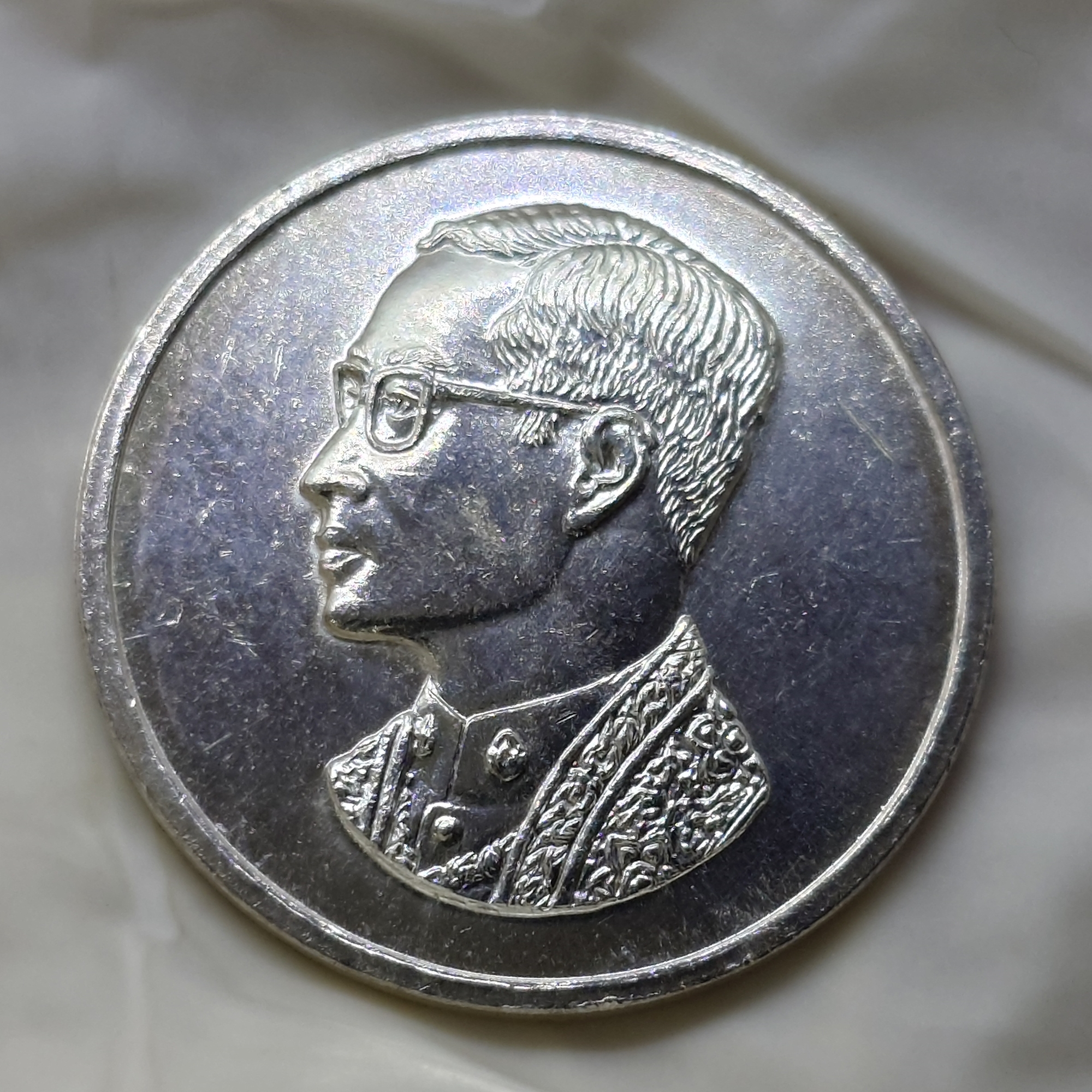 เหรียญคุ้มเกล้า เนื้อเงิน พิมพ์ใหญ่ พ.ศ.2522 พร้อมกล่องเดิม