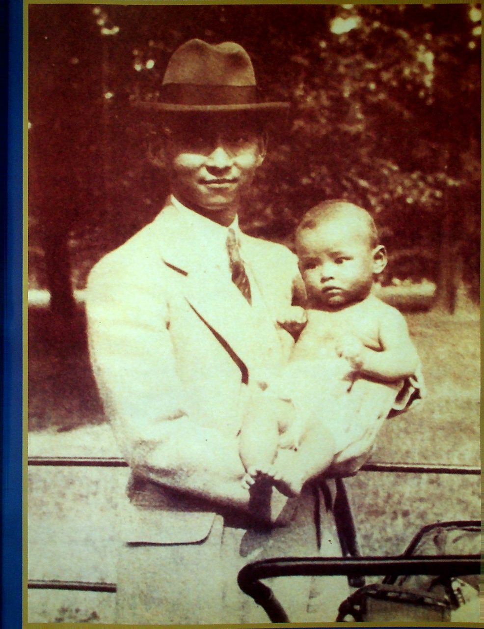 ที่ระลึกพิธีเปิดพระราชานสาวรีย์ สมเด็จพระมหิตลาธิเบศร อดุลยเดชวิกรม พระบรมราชชนก และ สมเด็จพระศรีนครินทราบรมราชชนนี ณ โรงพยาบาลลำปาง