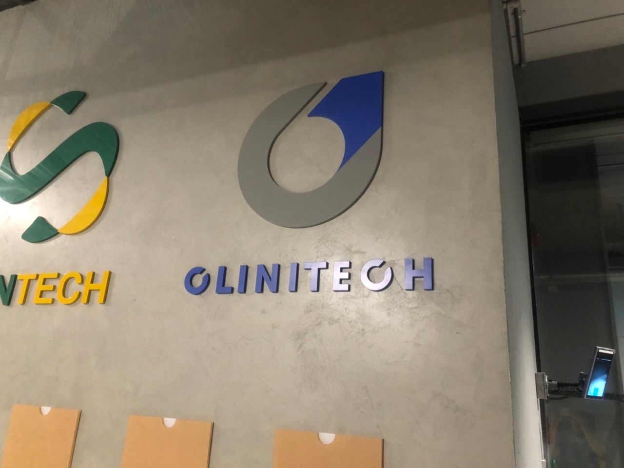 ป้ายชื่อบริษัทและโลโก้ เลเซอร์ฉลุอะคริลิคพ่นสีตามโลโก้ งานSYNTECH SYNHUB CLINITECH