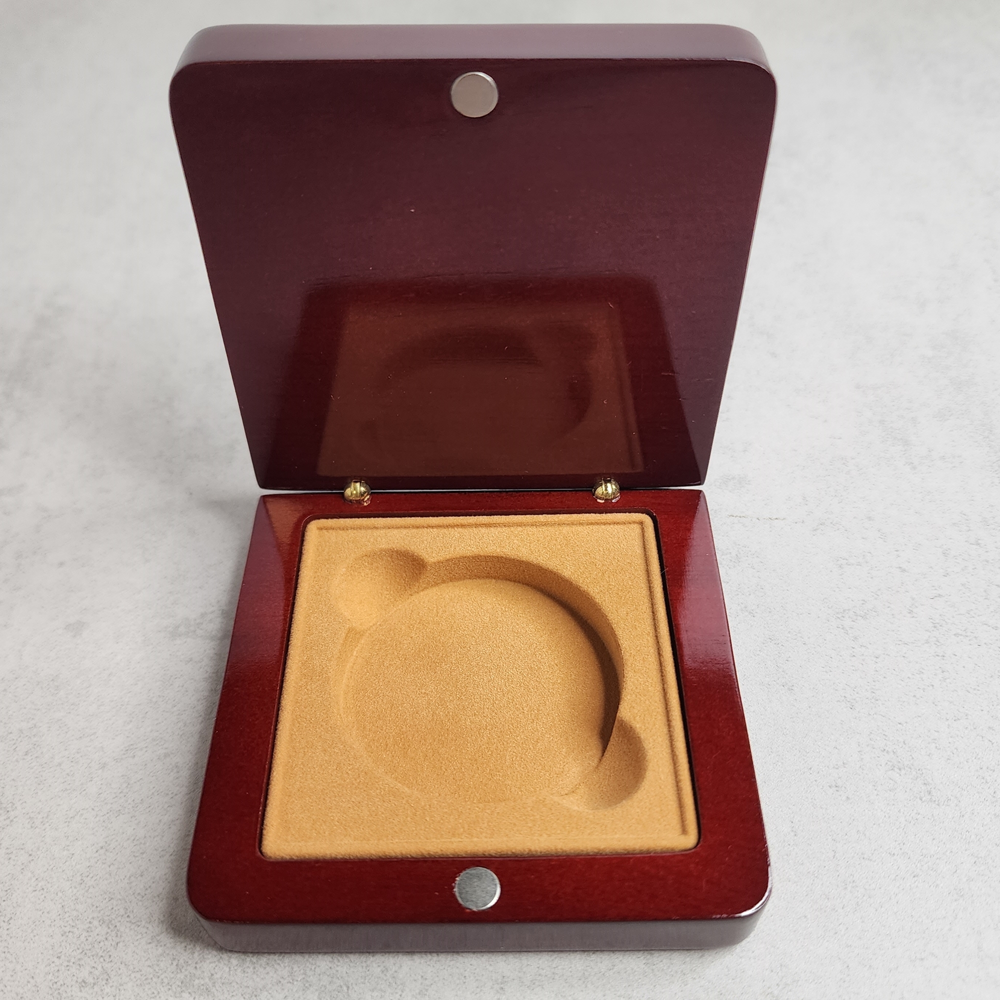 กล่องใส่เหรียญ กล่องเปล่า บรรจุเหรียญ 1 หลุม จากกรมธนารักษ์ (แบบฝาแม่เหล็ก) กล่องไม้สภาพสวย มีกล่องนอก