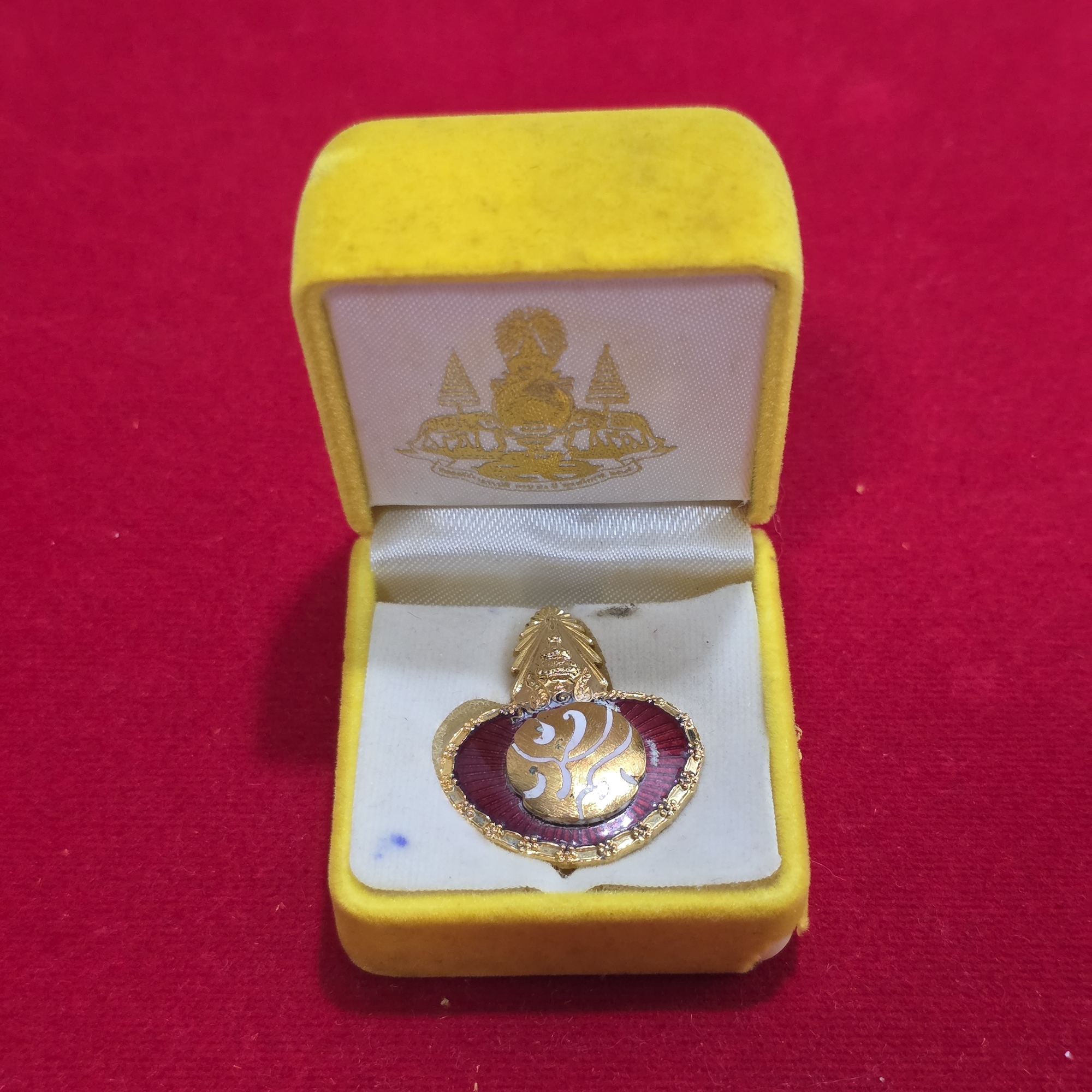 เข็มกลัด เข็มที่ระลึก ภปร "มหาโชค มหาลาภ" ปีกาญจนาภิเษก ปี 2539 พร้อมกล่อง เก่าเก็บ มีตำหนิ