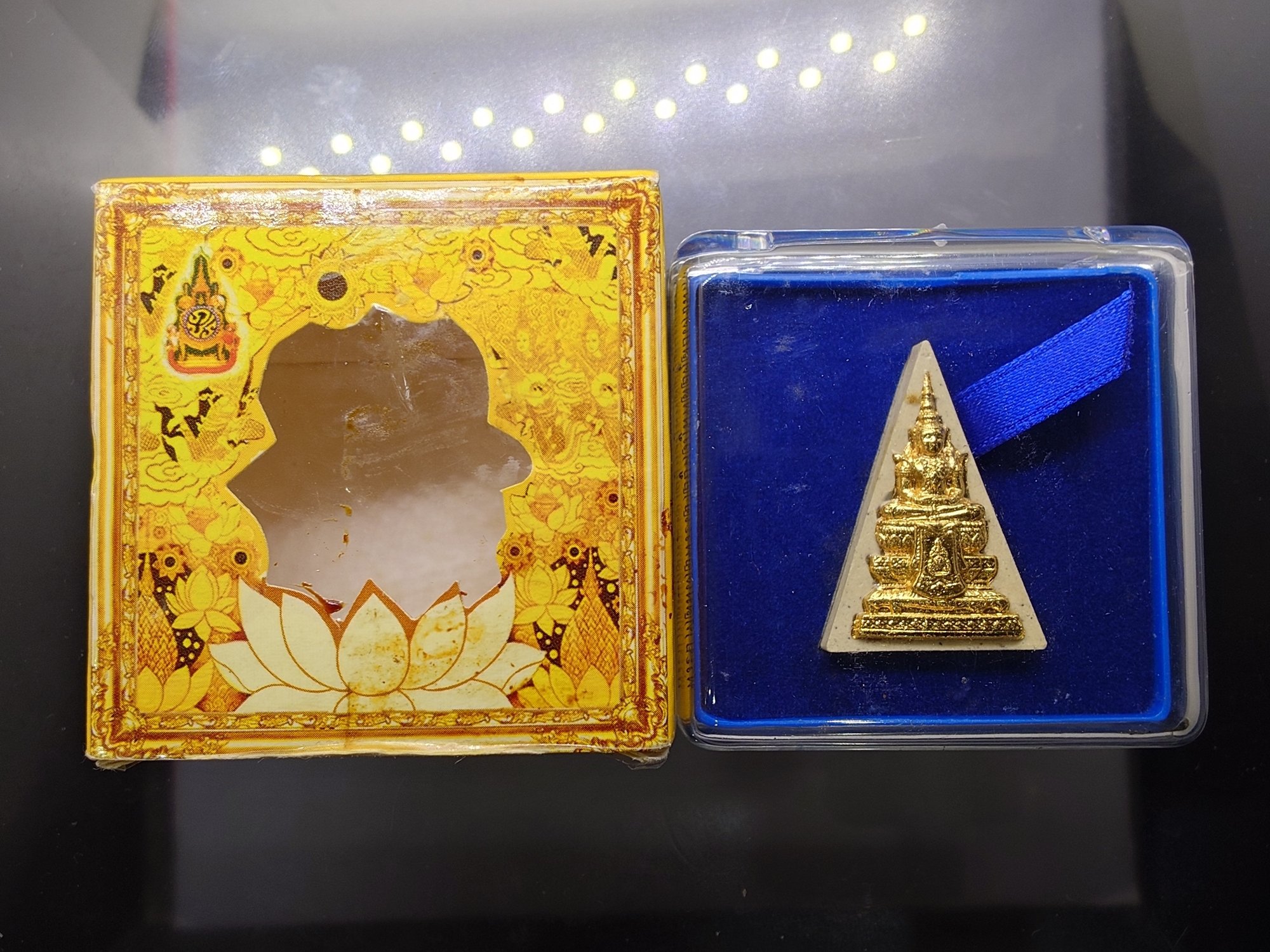 พระผงบูชา พระแก้วมรกต หน้าปิดทอง หลังตราสัญลักษณ์เนื้อเงิน ฉลองสิริราชสมบัติ ครบ 60 ปี ในหลวง รัชกาลที่9 พ.ศ.2550