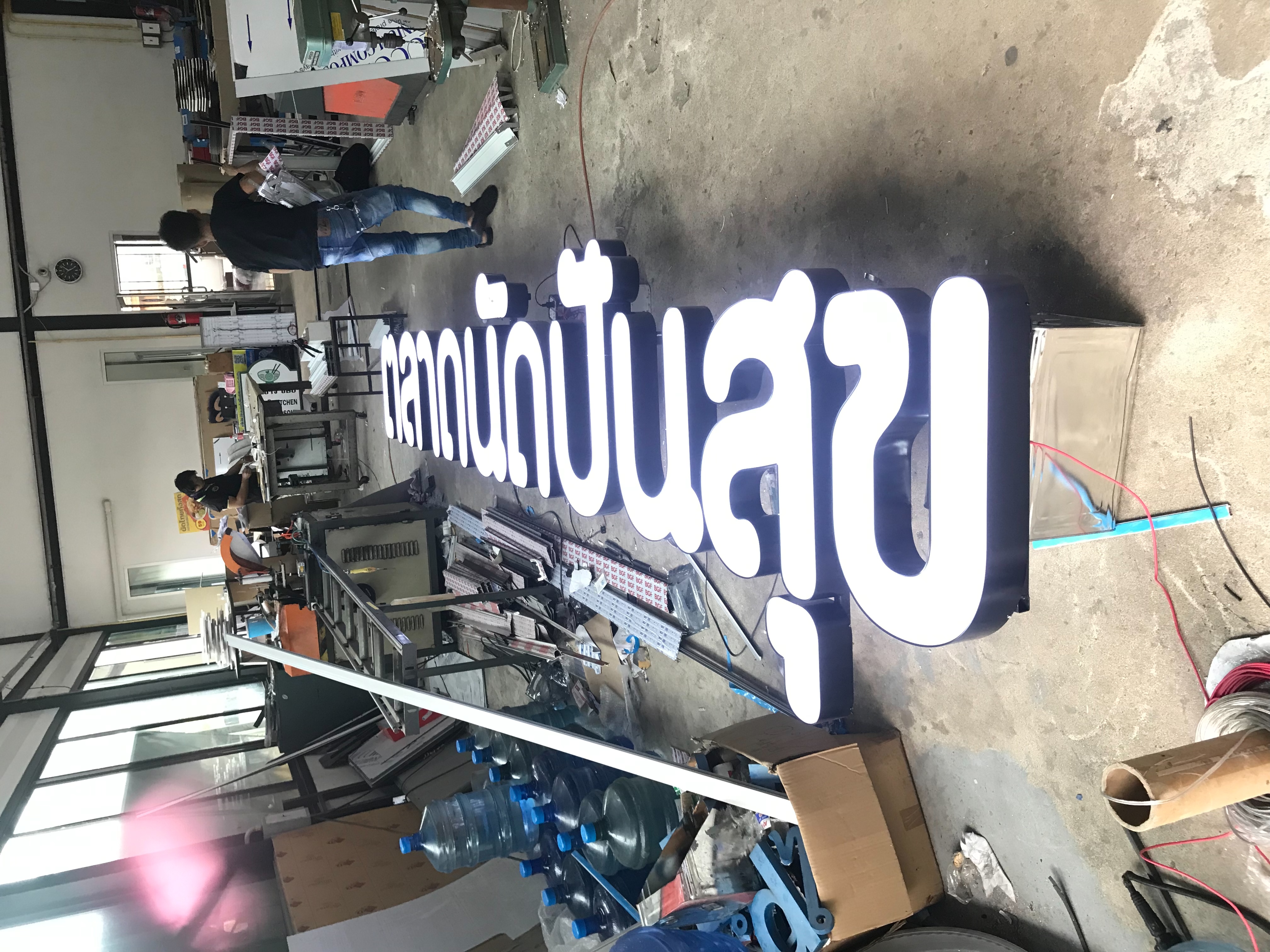 ป้ายไฟตัวอักษรขอบอลูมิเนียมด้านหน้าเป็นอะคริลิคใส่ไฟแอลอีดี งานตลาดนัดปันสุข