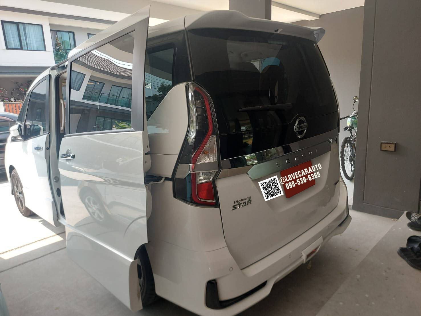 พรมปูพื้นรถยนต์ 6D Nissan Serena สีน้ำตาลเข้ม VVIP