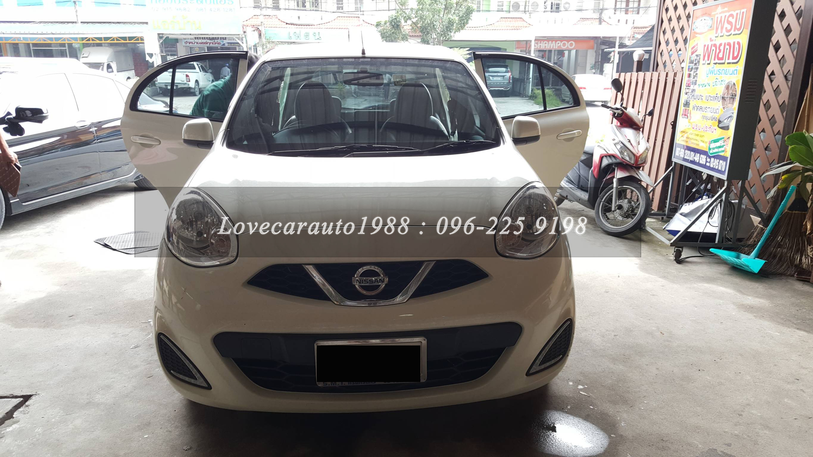 ยางปูรถยนต์ Nissan march ลายธนูสีเทาขอบดำ